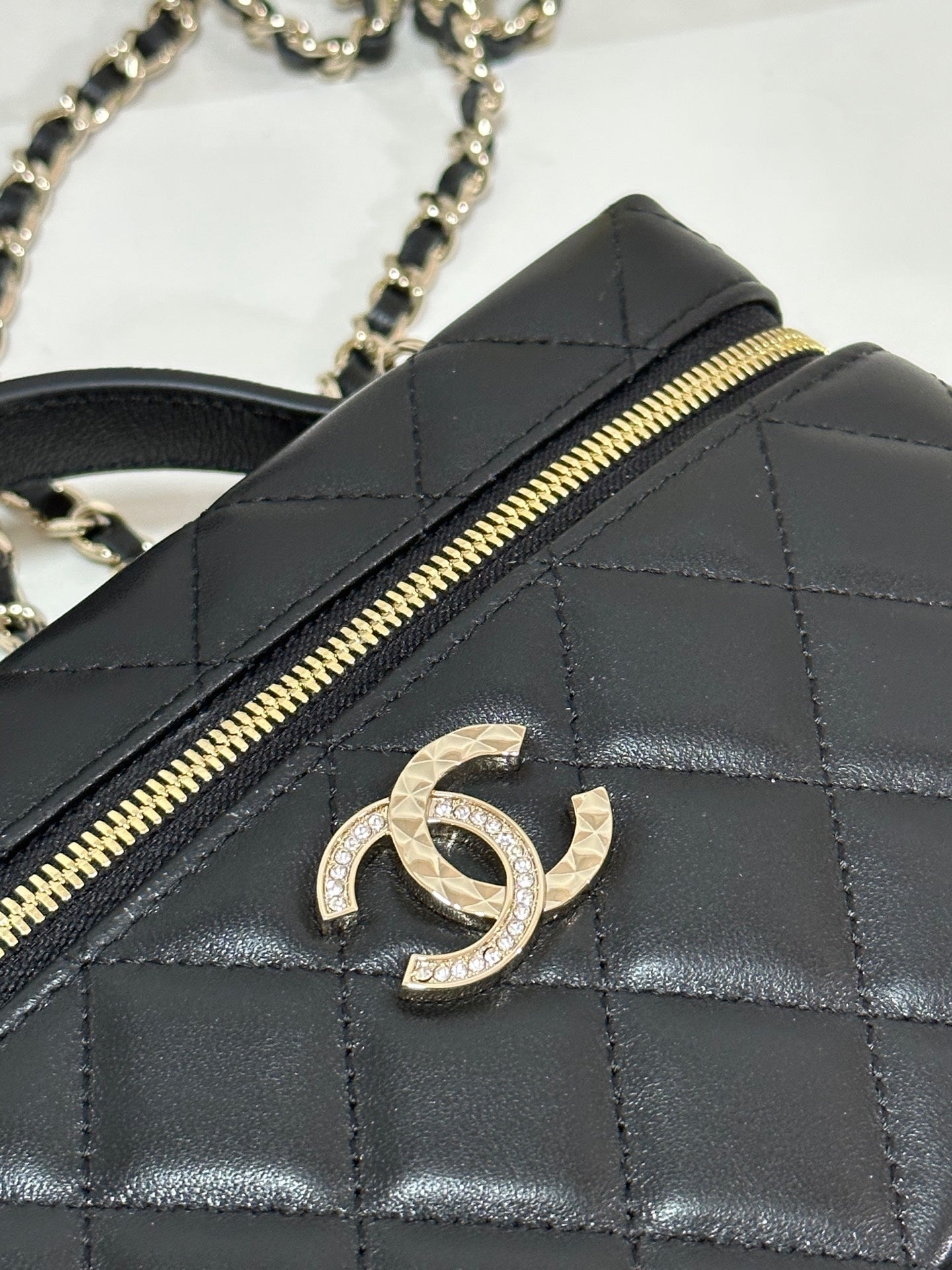 TROUSSE DE VANITY CC 25C 19,5 CM EN PEAU DE MOUTON HANEL NOIRE, QUINCAILLERIE OR CLAIR