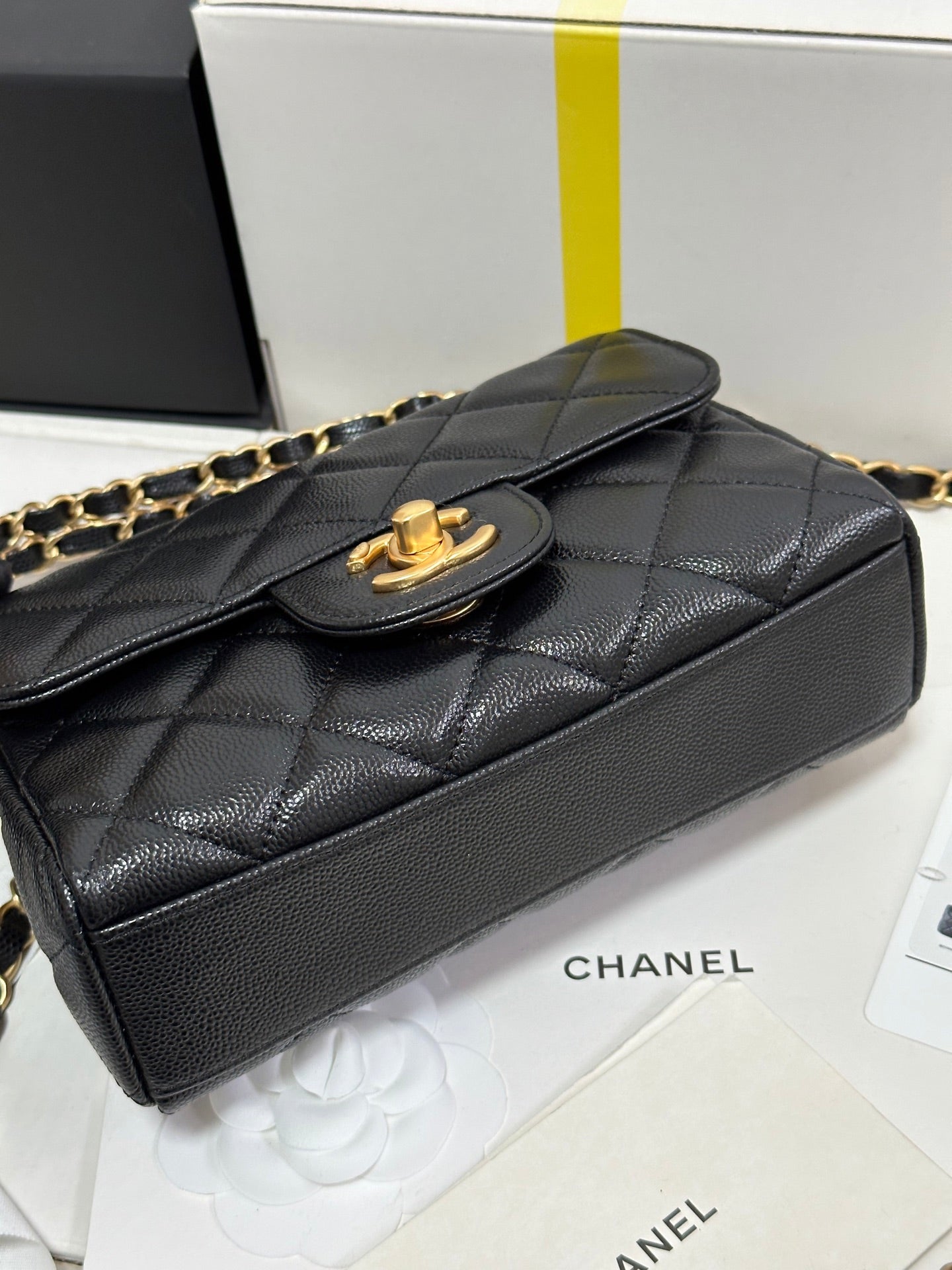 CC 25P FLAP 18 BAG BLACK COWHIDE GOLD HARDWARE 243560