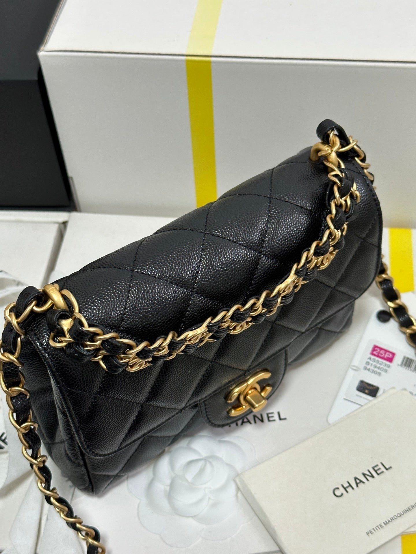 CC 25P FLAP 18 BAG BLACK COWHIDE GOLD HARDWARE 243560