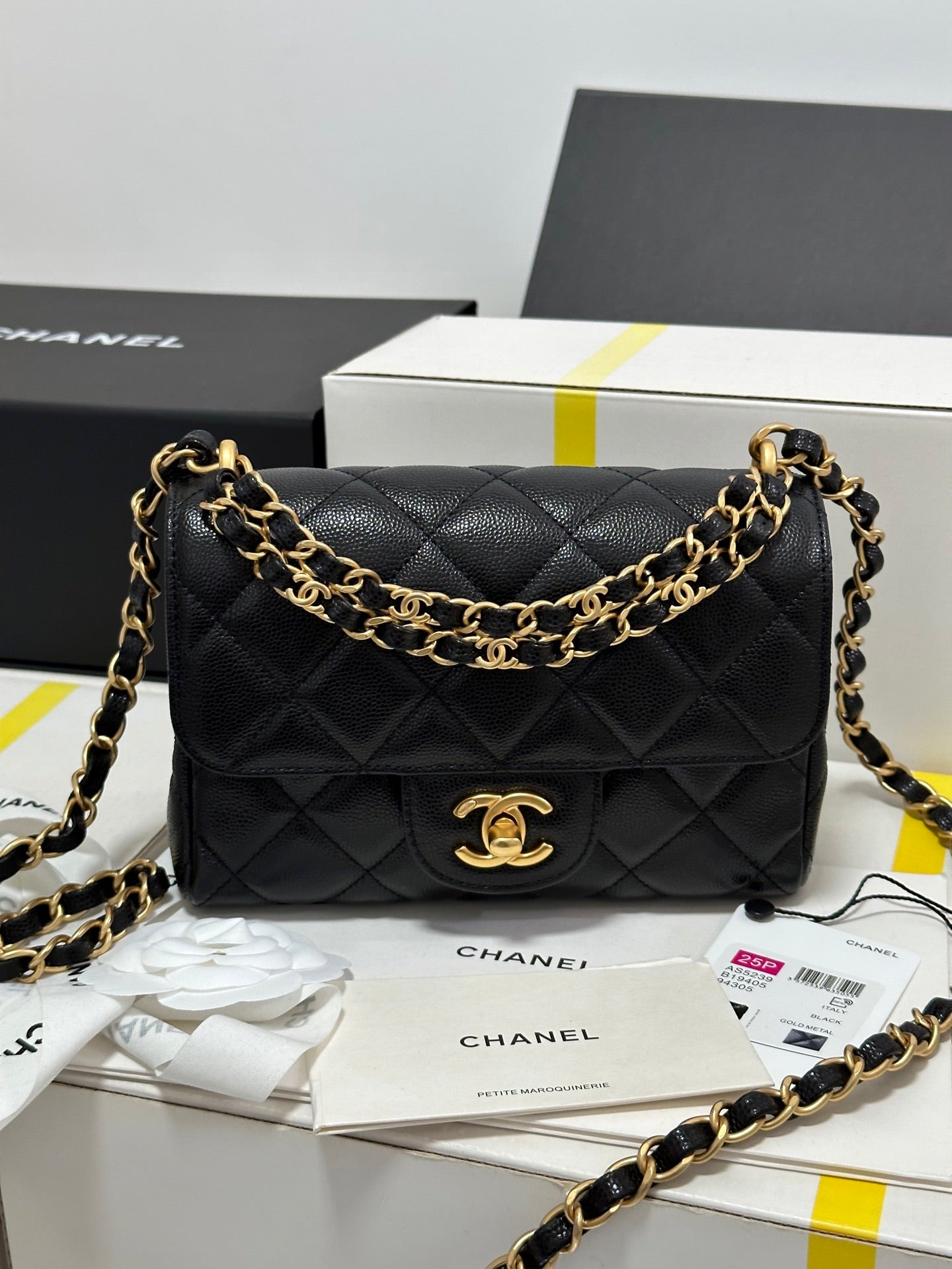 CC 25P FLAP 18 SAC CUIR DE VACHE NOIR QUINCAILLERIE DORÉ 243560