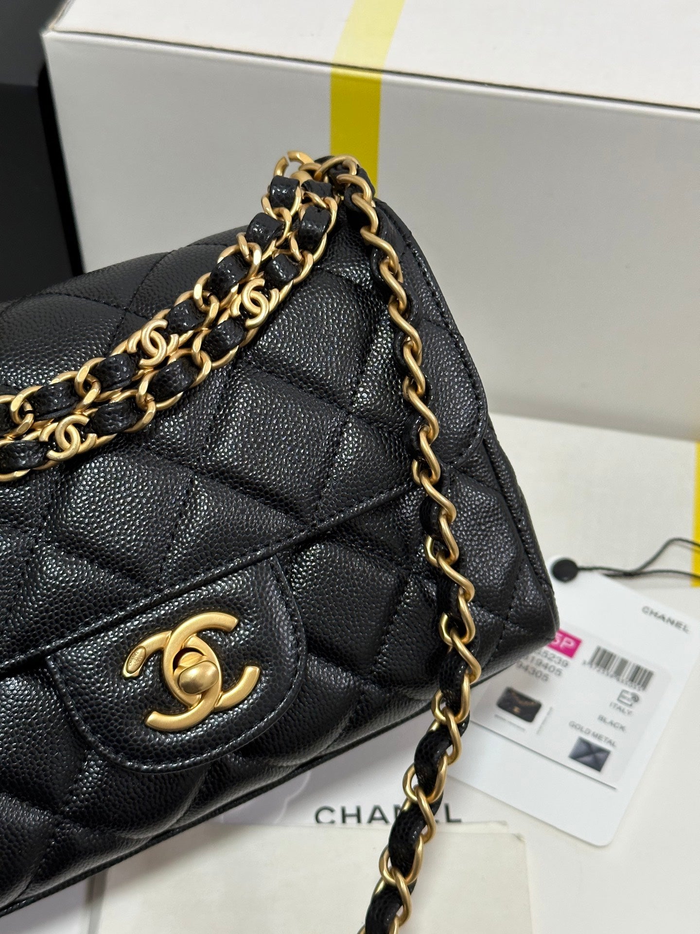 CC 25P FLAP 18 BAG BLACK COWHIDE GOLD HARDWARE 243560