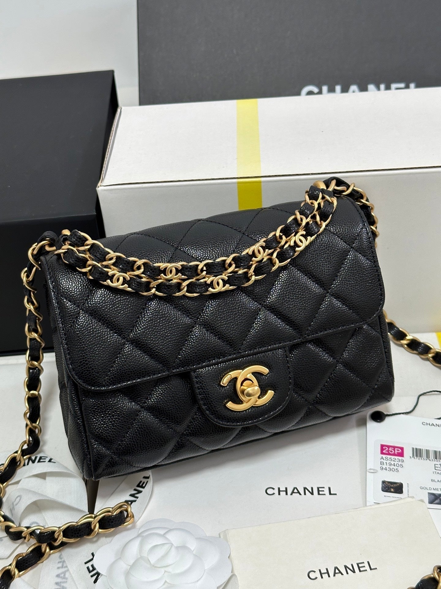 CC 25P FLAP 18 BAG BLACK COWHIDE GOLD HARDWARE 243560