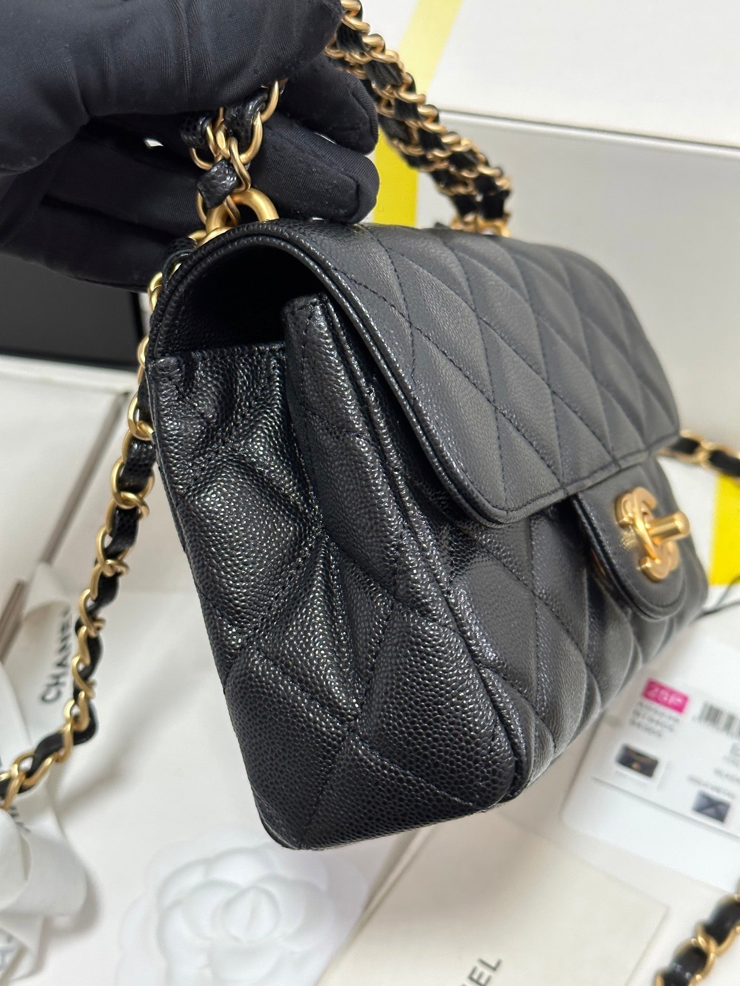 CC 25P FLAP 18 SAC CUIR DE VACHE NOIR QUINCAILLERIE DORÉ 243560