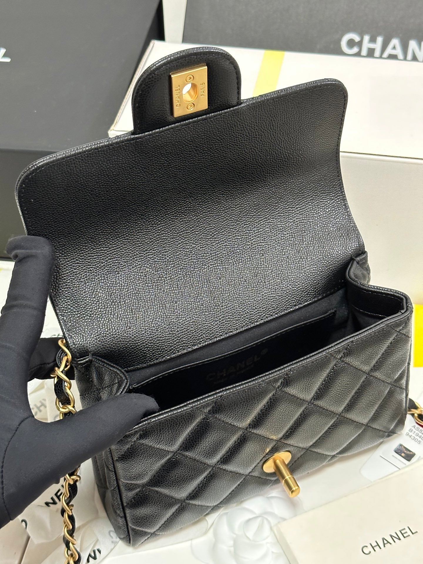 CC 25P FLAP 18 SAC CUIR DE VACHE NOIR QUINCAILLERIE DORÉ 243560