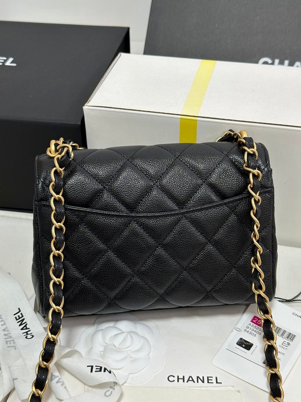 CC 25P FLAP 18 BAG BLACK COWHIDE GOLD HARDWARE 243560