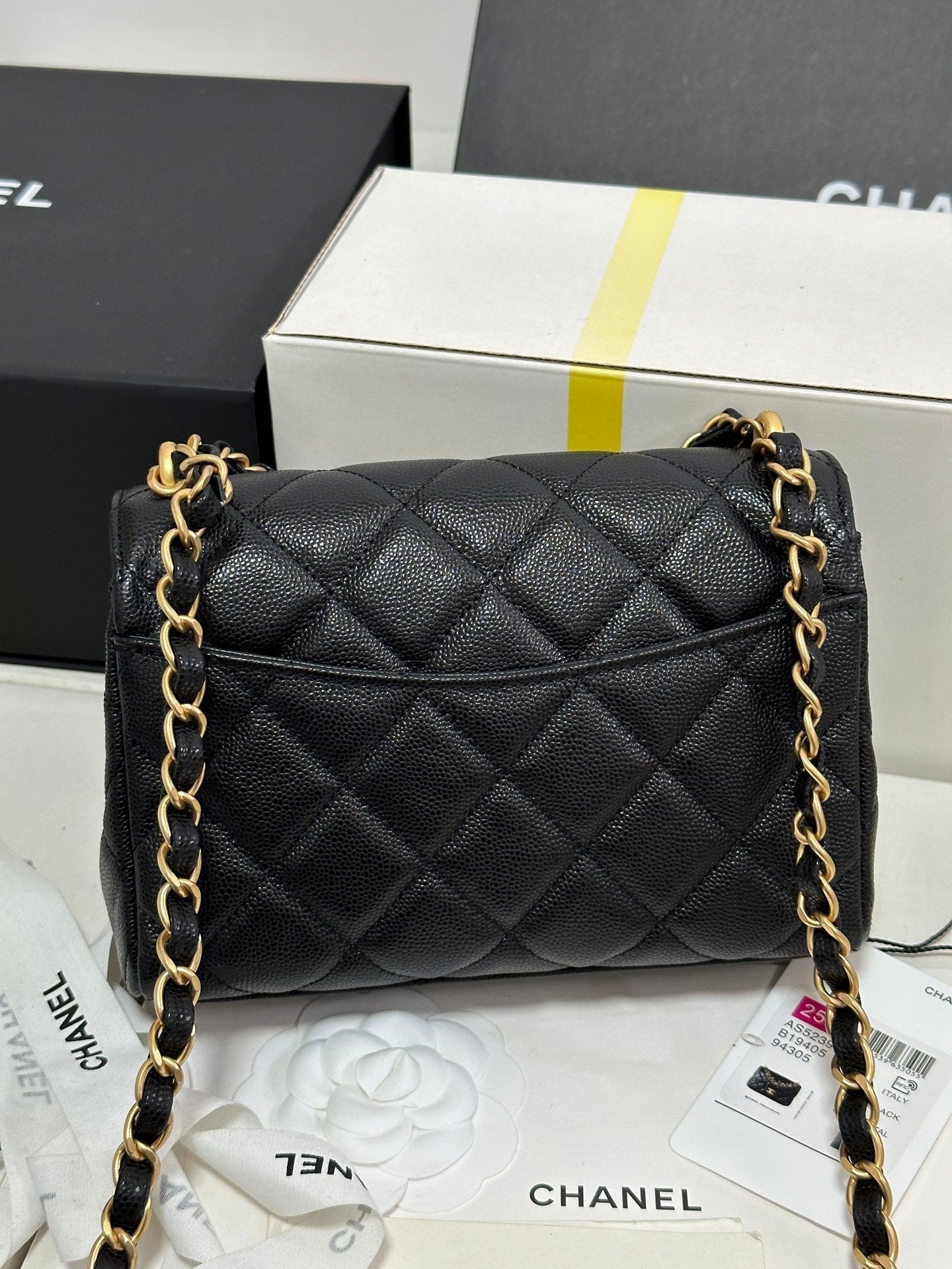 CC 25P FLAP 18 SAC CUIR DE VACHE NOIR QUINCAILLERIE DORÉ 243560
