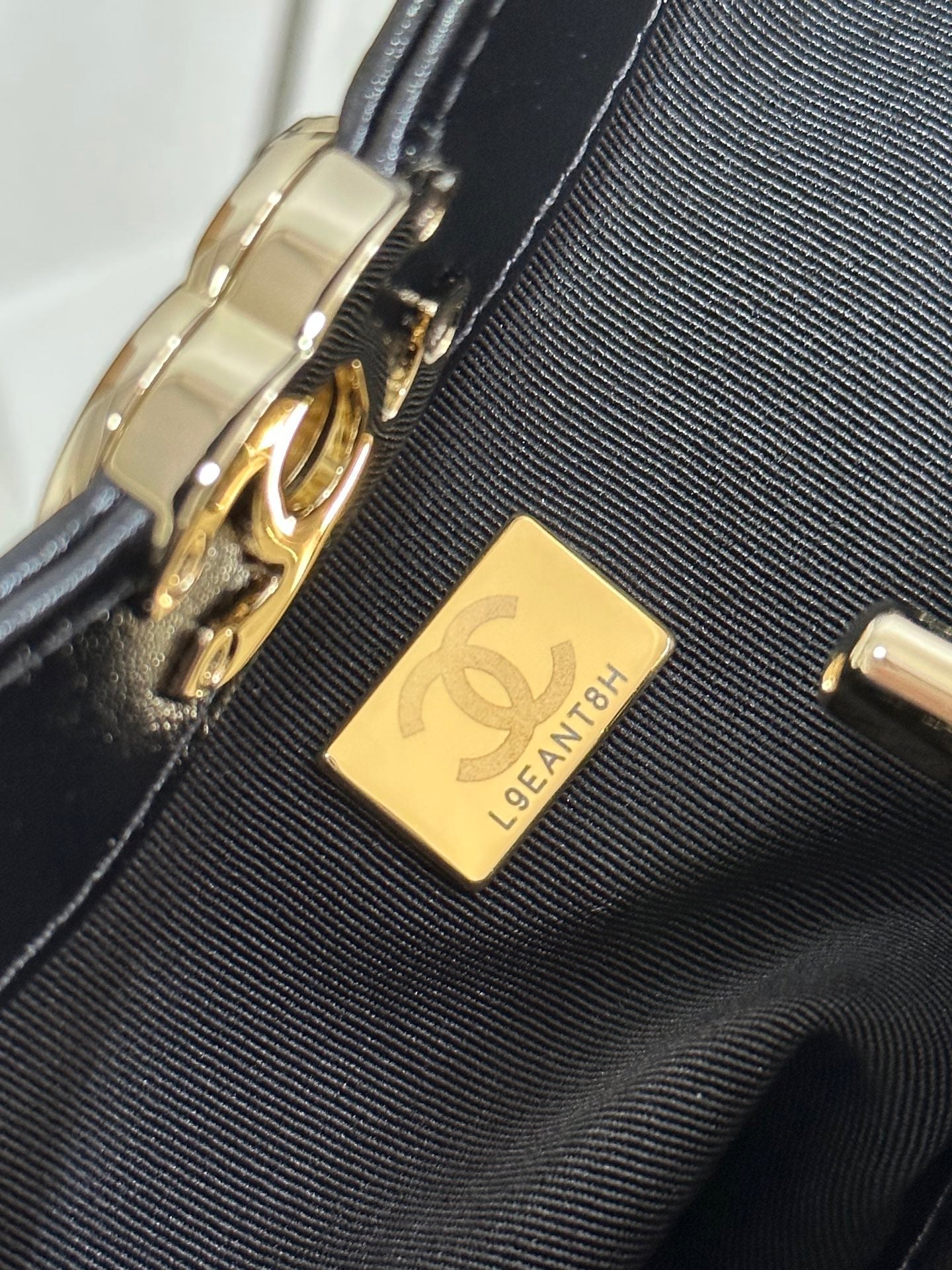 CC 25P MINI 31 SAC EN PEAU DE MOUTON CIRÉ NOIR QUINCAILLERIE DORÉ 243582
