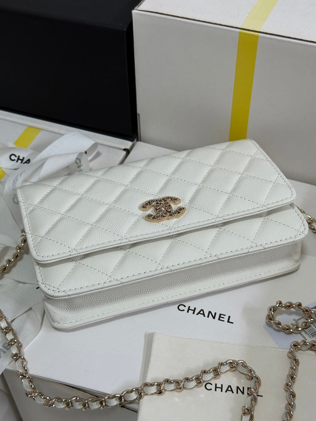 CC 25P WALLET ON CHAIN 19CM WHITE COWHIDE HEART RHINESTONE 243592