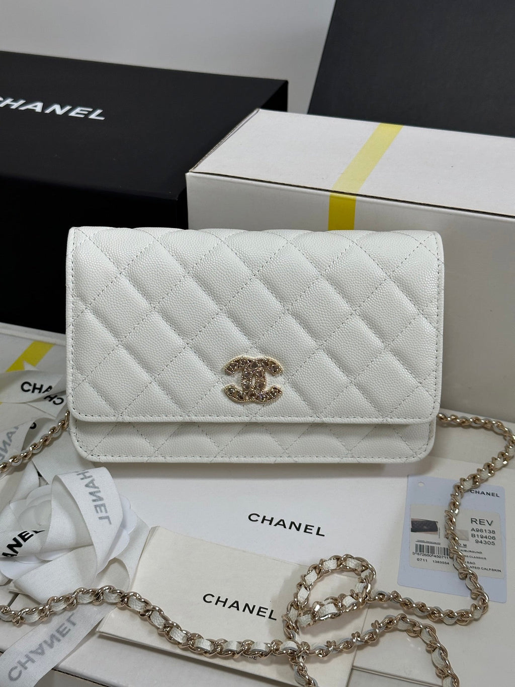 CC 25P WALLET ON CHAIN 19CM WHITE COWHIDE HEART RHINESTONE 243592