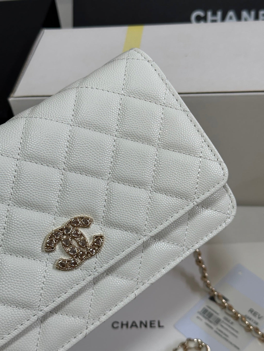 CC 25P WALLET ON CHAIN 19CM WHITE COWHIDE HEART RHINESTONE 243592