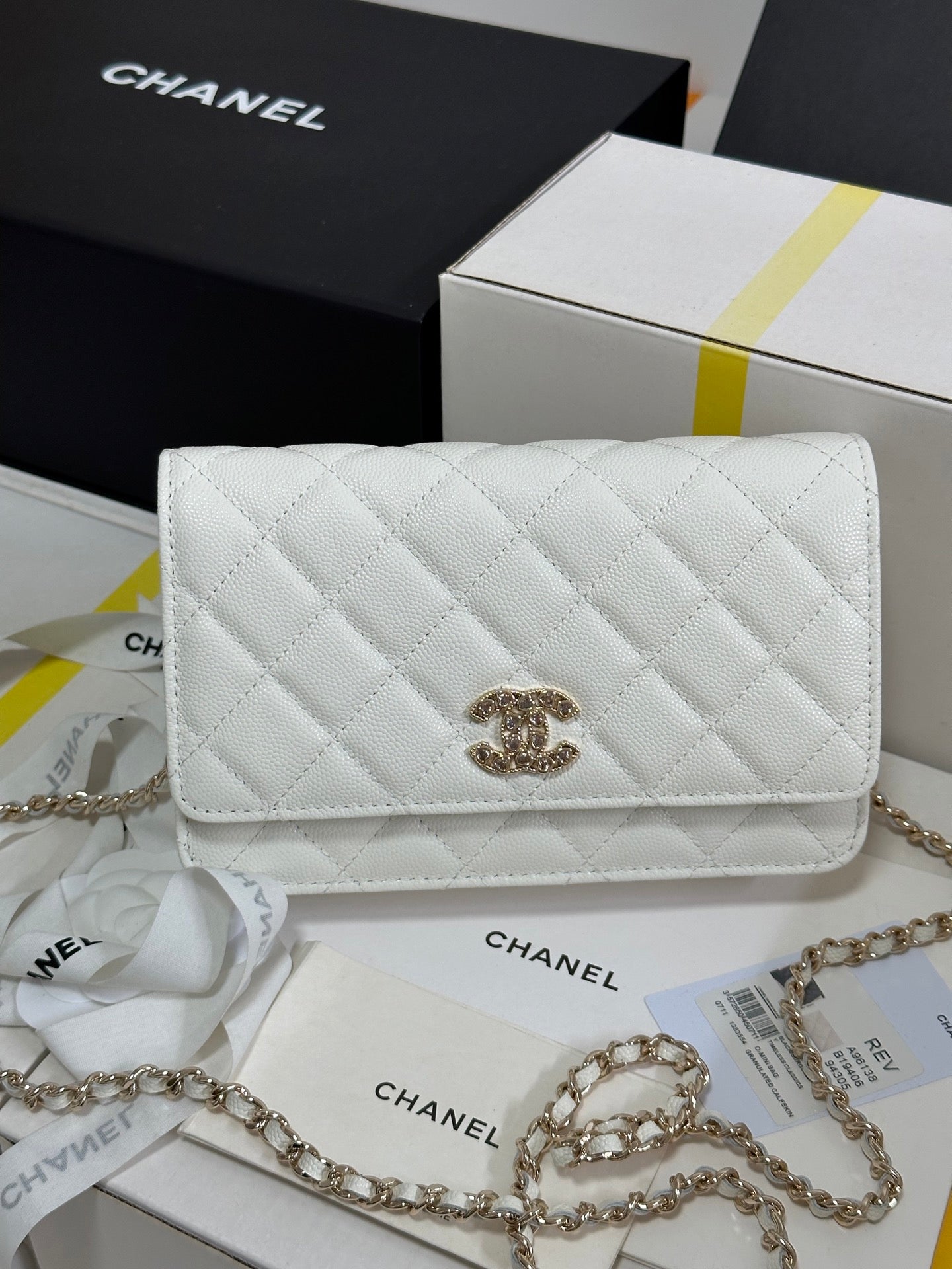 CC 25P WALLET ON CHAIN 19CM WHITE COWHIDE HEART RHINESTONE 243592