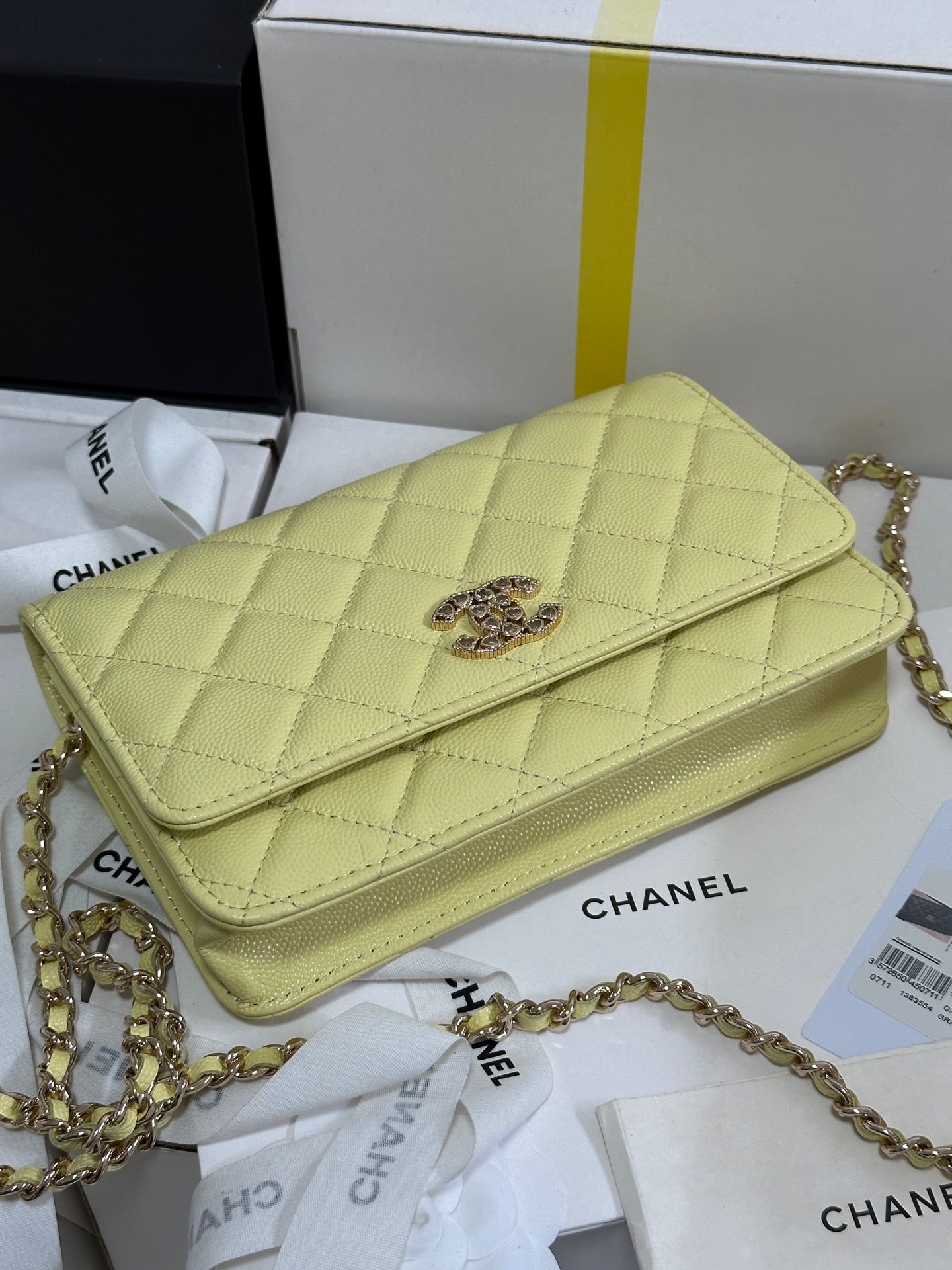 Portefeuille CC 25P sur chaîne 19 cm en cuir de vache jaune pastel avec cœur et strass 243595