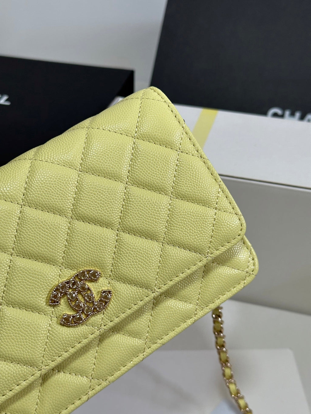 Portefeuille CC 25P sur chaîne 19 cm en cuir de vache jaune pastel avec cœur et strass 243595
