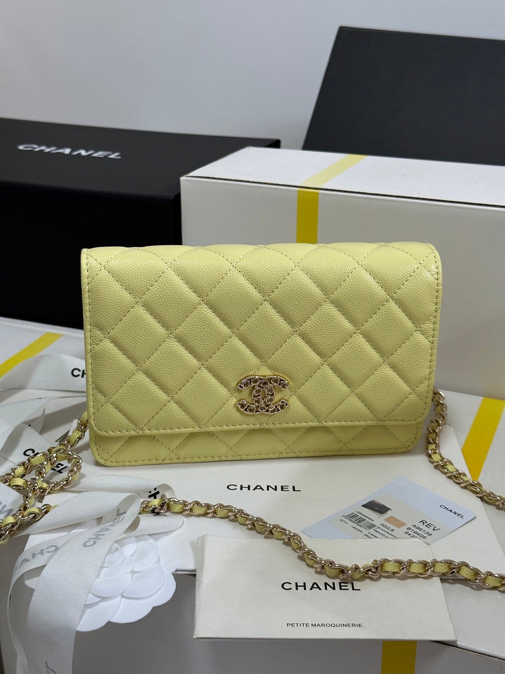 Portefeuille CC 25P sur chaîne 19 cm en cuir de vache jaune pastel avec cœur et strass 243595