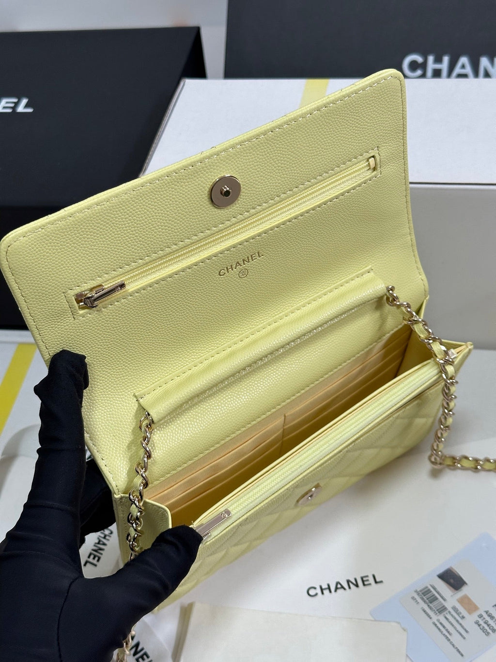 Portefeuille CC 25P sur chaîne 19 cm en cuir de vache jaune pastel avec cœur et strass 243595