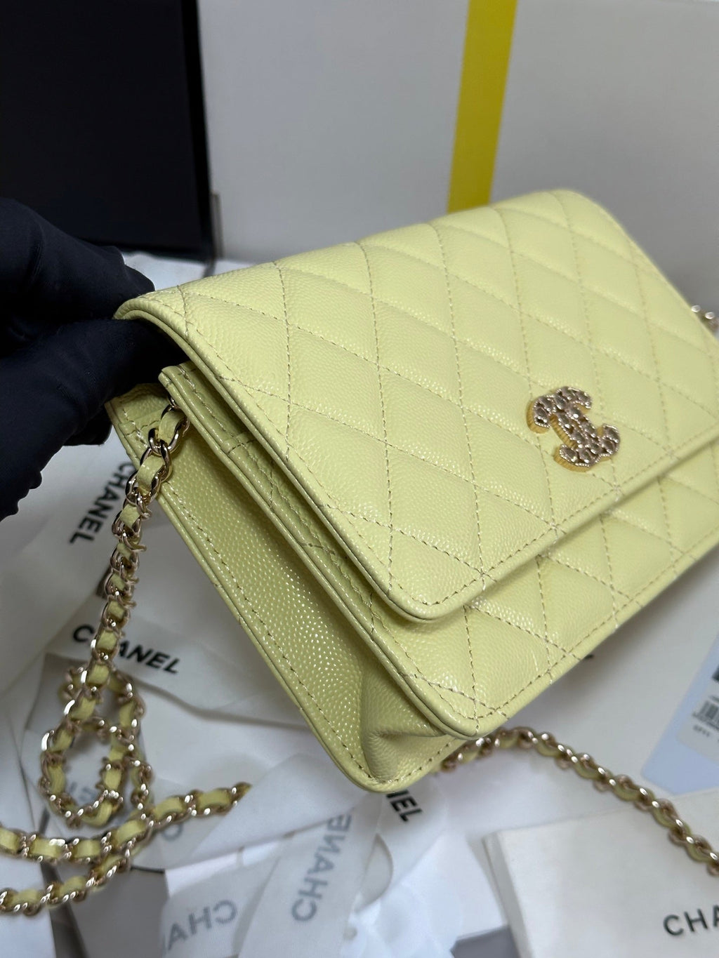 Portefeuille CC 25P sur chaîne 19 cm en cuir de vache jaune pastel avec cœur et strass 243595