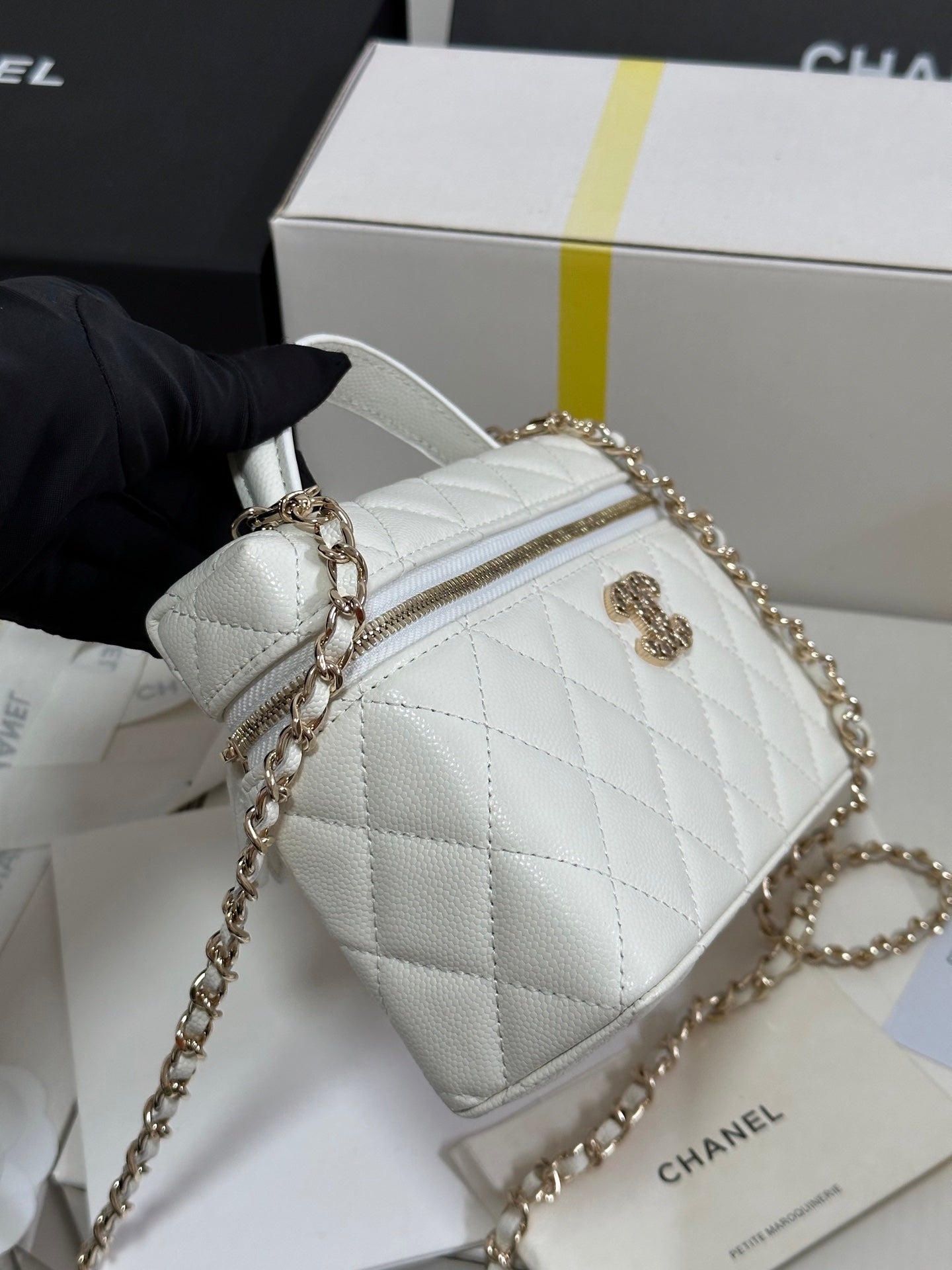 TROUSSE DE VANITY CC 25P 19,5 CM EN CUIR DE VEAU BLANC CŒUR STRASS 243604