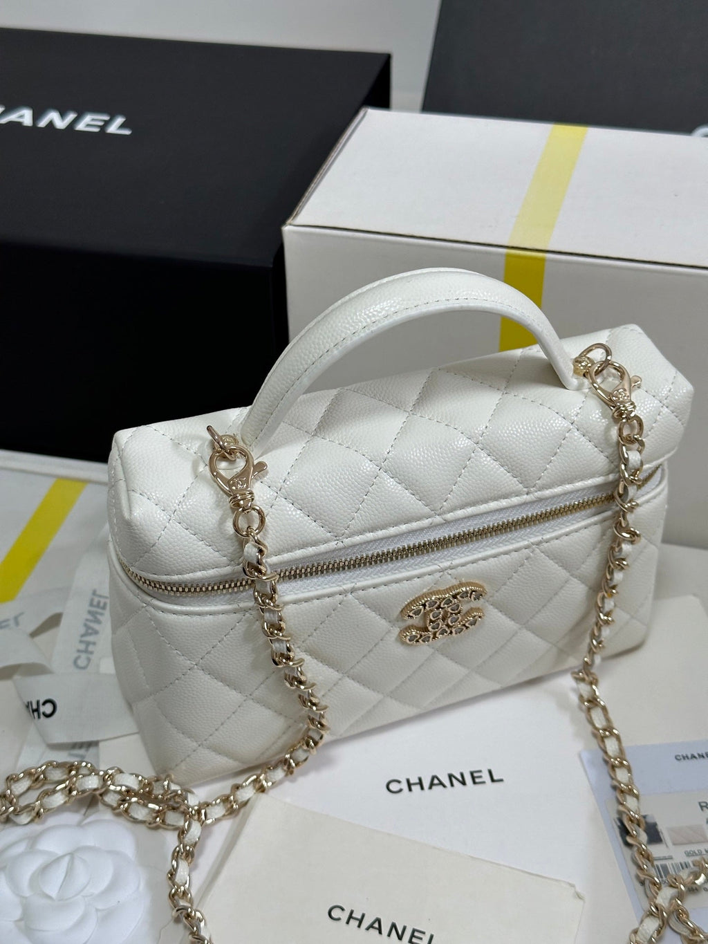 TROUSSE DE VANITY CC 25P 19,5 CM EN CUIR DE VEAU BLANC CŒUR STRASS 243604