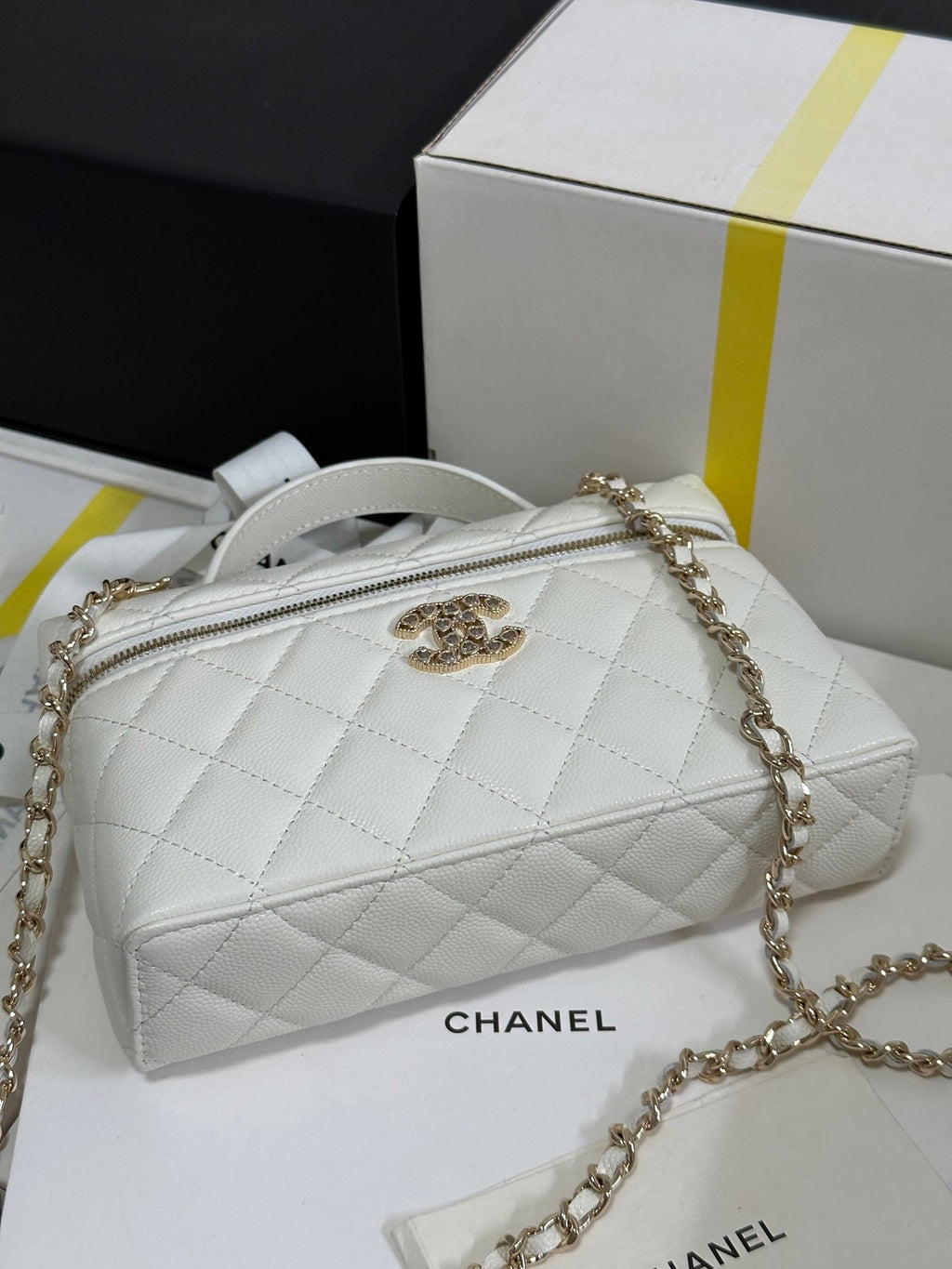 TROUSSE DE VANITY CC 25P 19,5 CM EN CUIR DE VEAU BLANC CŒUR STRASS 243604