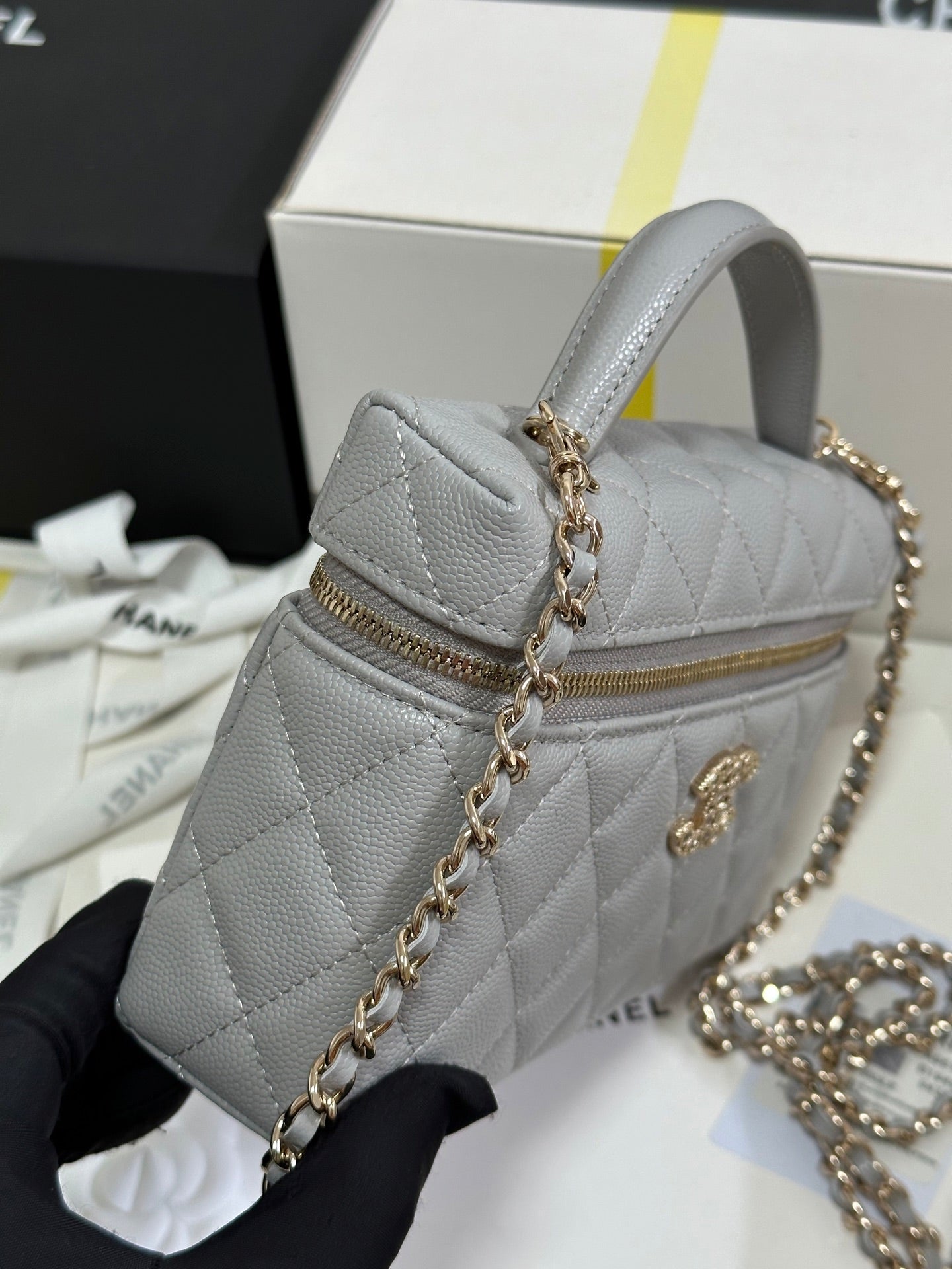 CC 25P VANITY CASE 19.5CM LIGHT GRAY CALFSKIN HEART RHINESTONE 243610