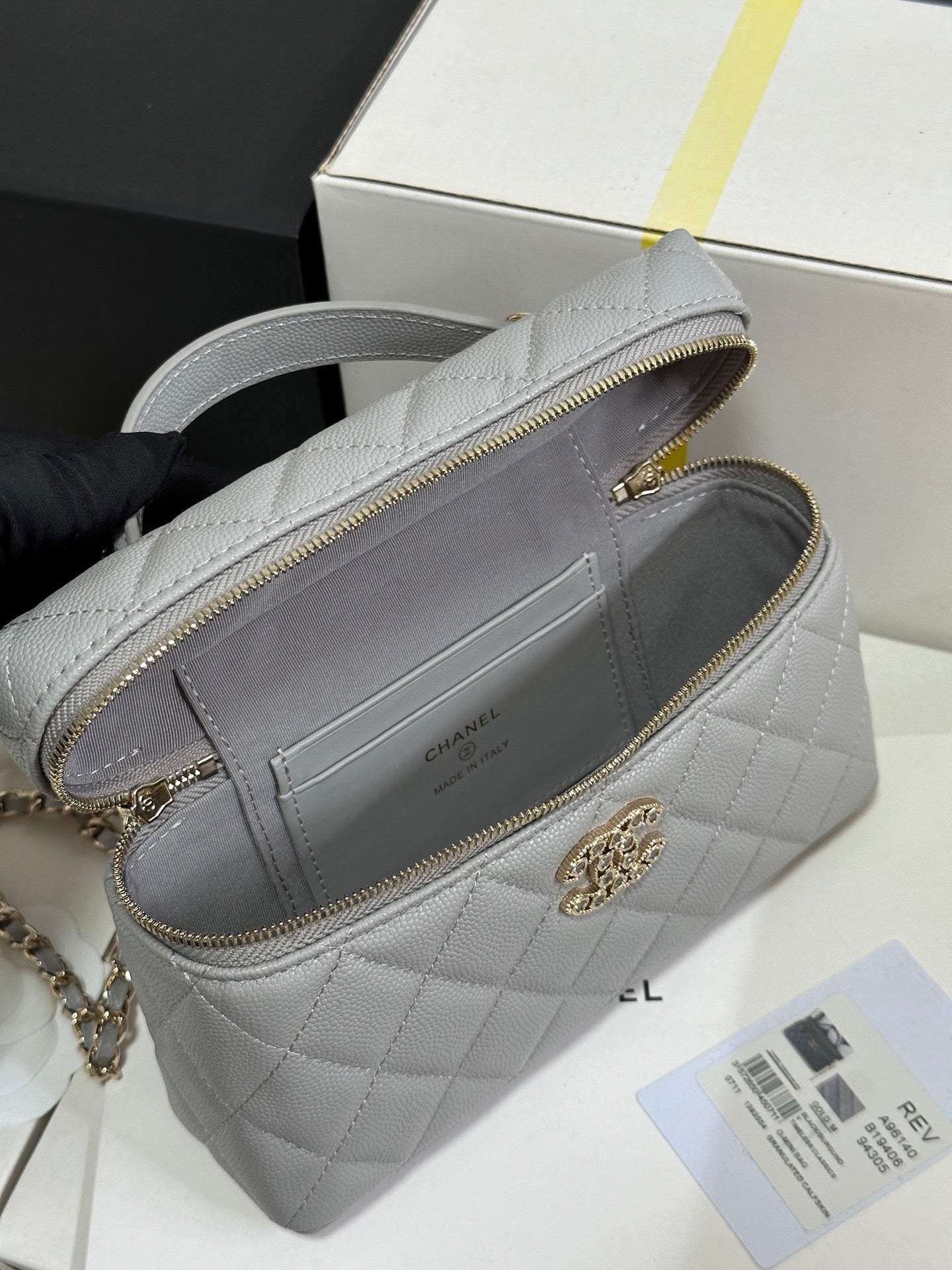 CC 25P VANITY CASE 19.5CM LIGHT GRAY CALFSKIN HEART RHINESTONE 243610