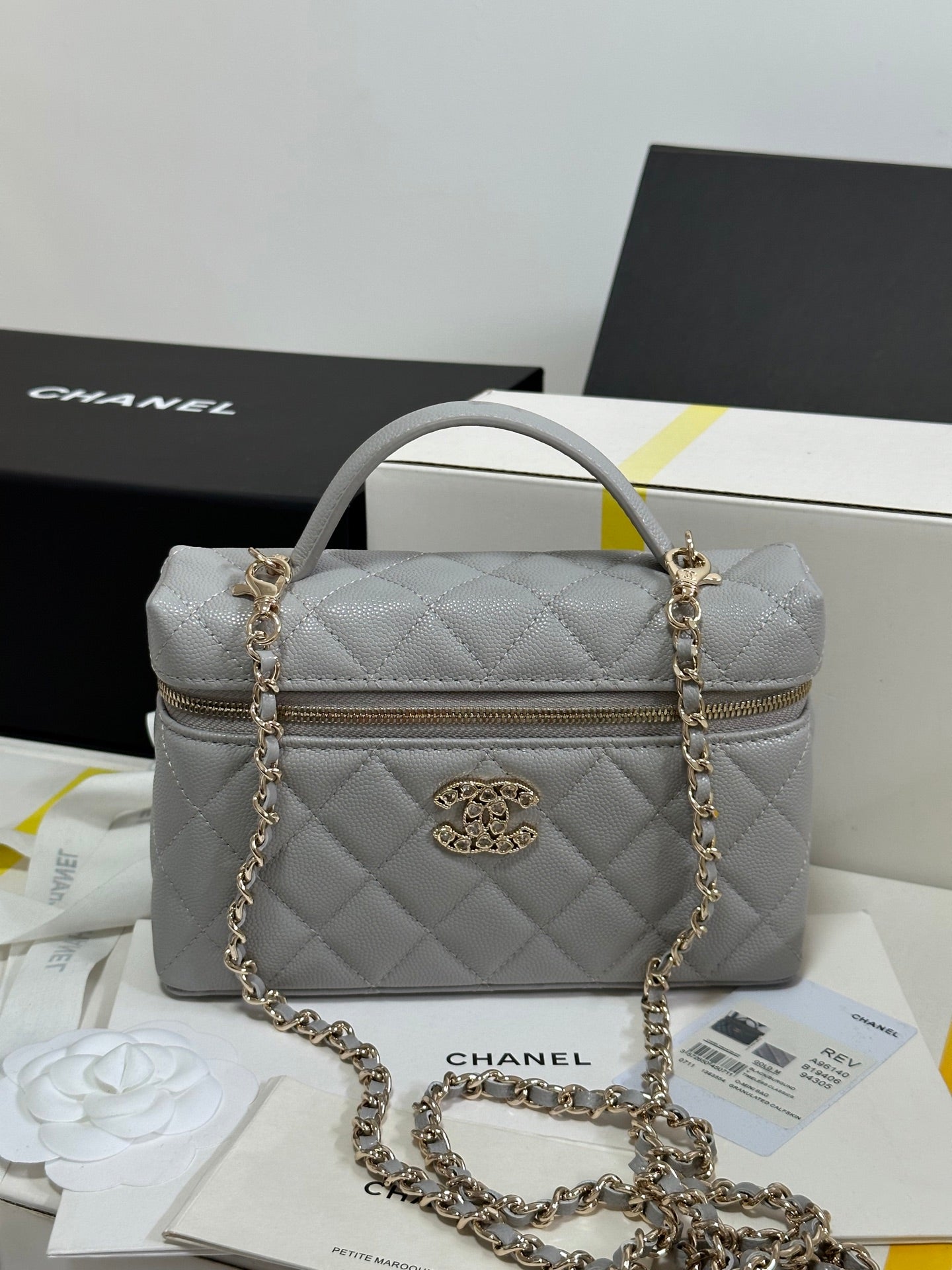 CC 25P VANITY CASE 19.5CM LIGHT GRAY CALFSKIN HEART RHINESTONE 243610