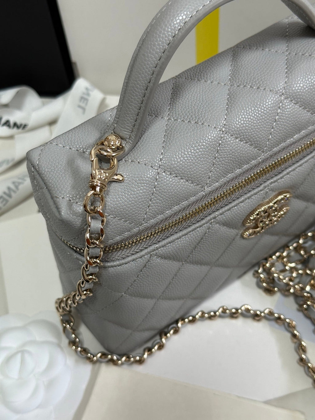 CC 25P VANITY CASE 19.5CM LIGHT GRAY CALFSKIN HEART RHINESTONE 243610