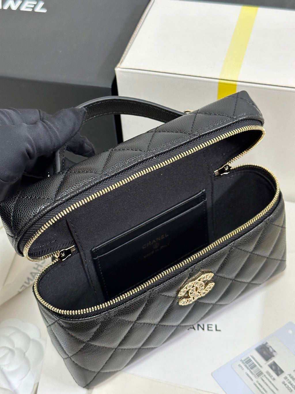 TROUSSE DE VANITY CC 25P 19,5 CM EN CUIR DE VEAU NOIR CŒUR STRASS 243613