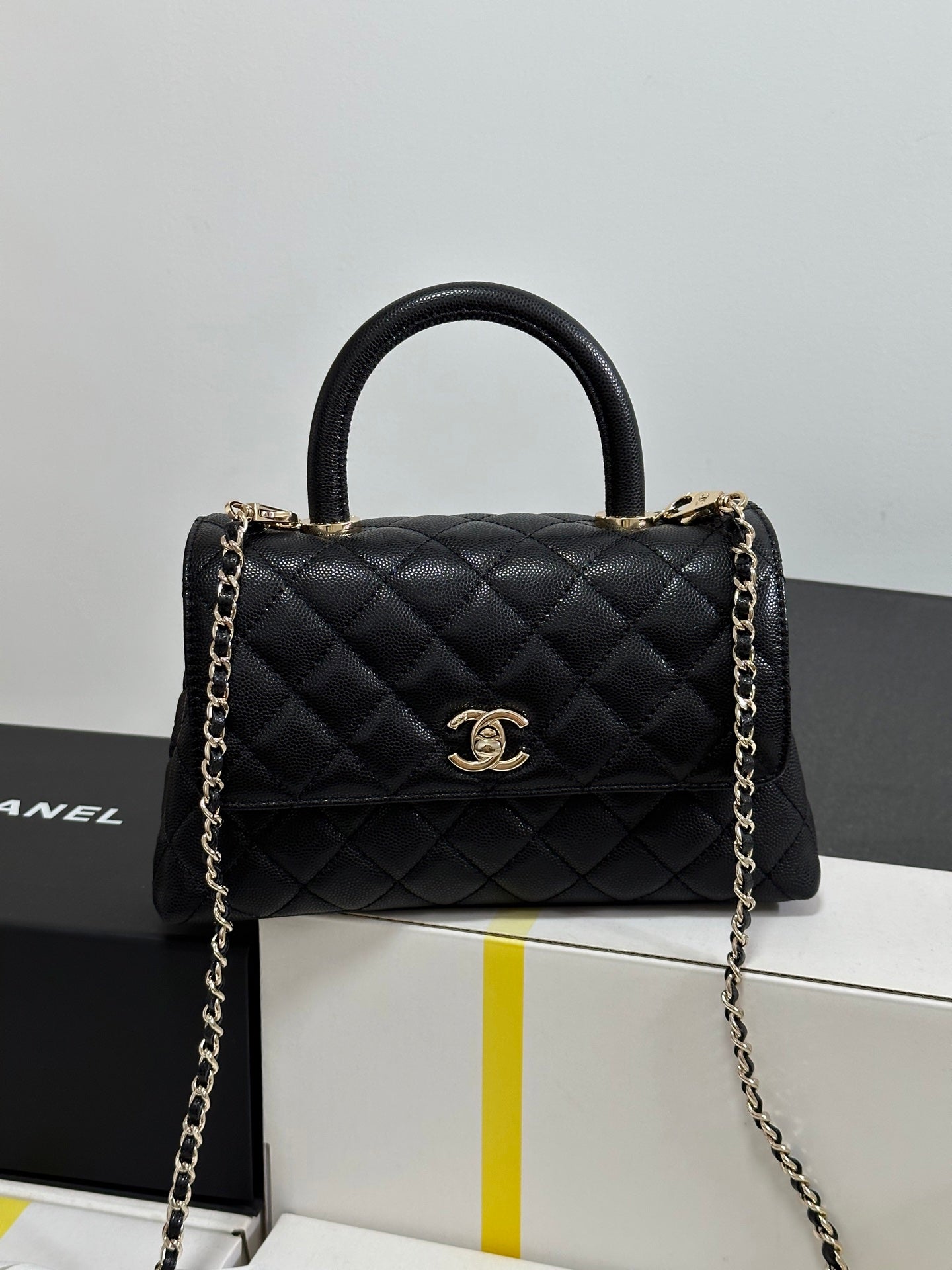 Sac à rabat avec poignée CC COCO 24 po, matelassé noir, caviar, matériel doré clair, 243475