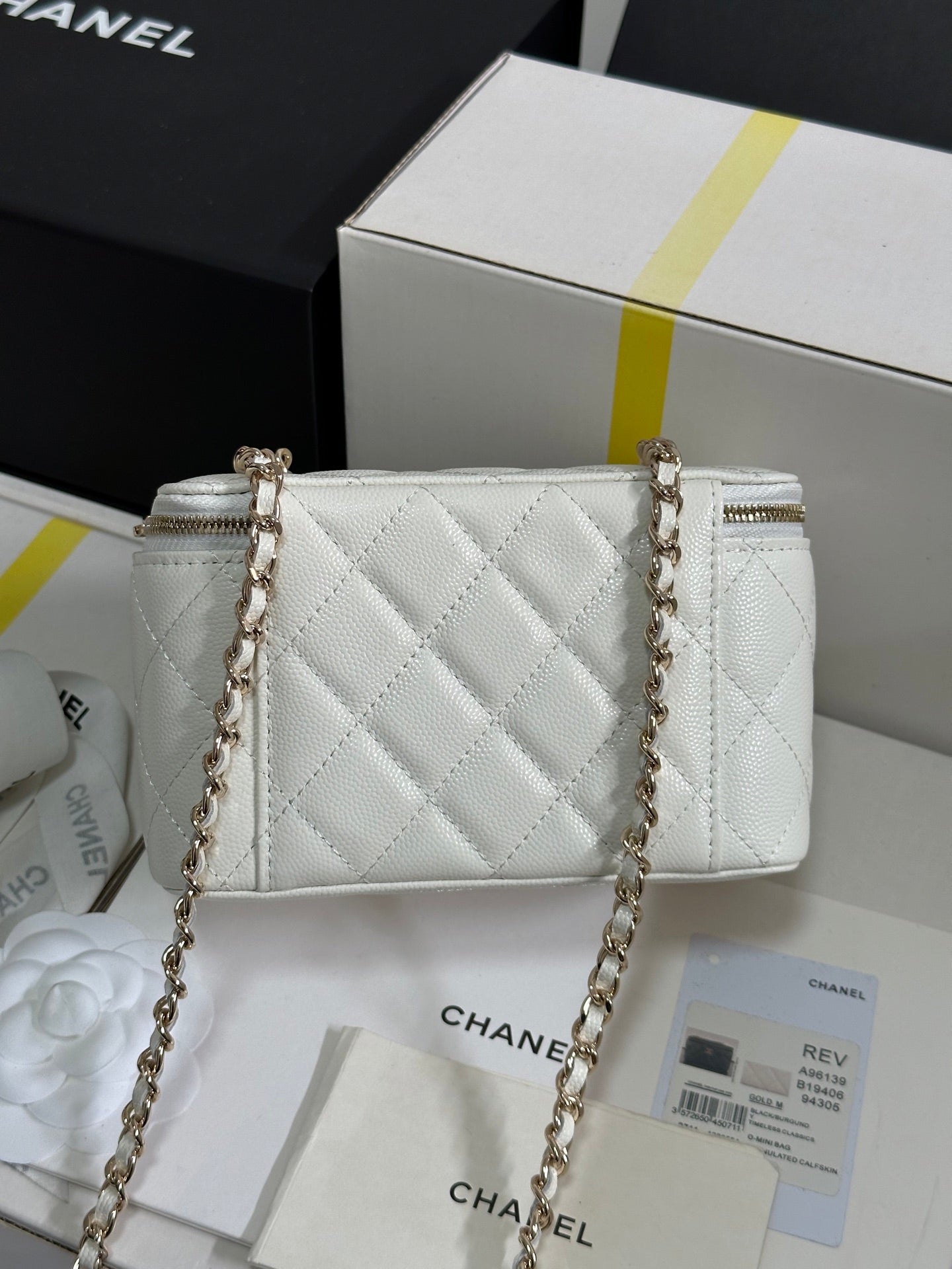 CC 25C VANITY CASE 17CM WHITE CAVIAR LEATHER HEART RHINESTONE LIGHT GOLD HARDWARE 243421