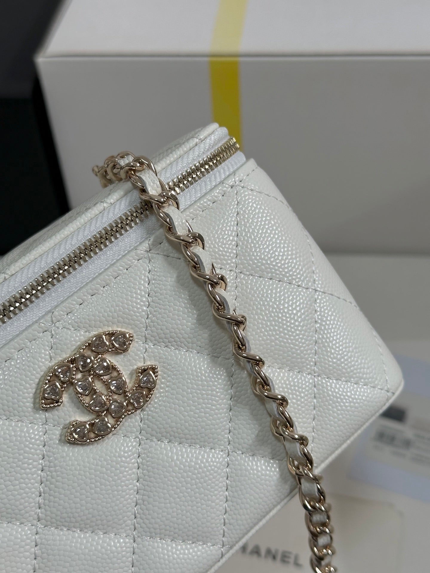 CC 25C VANITY CASE 17CM WHITE CAVIAR LEATHER HEART RHINESTONE LIGHT GOLD HARDWARE 243421