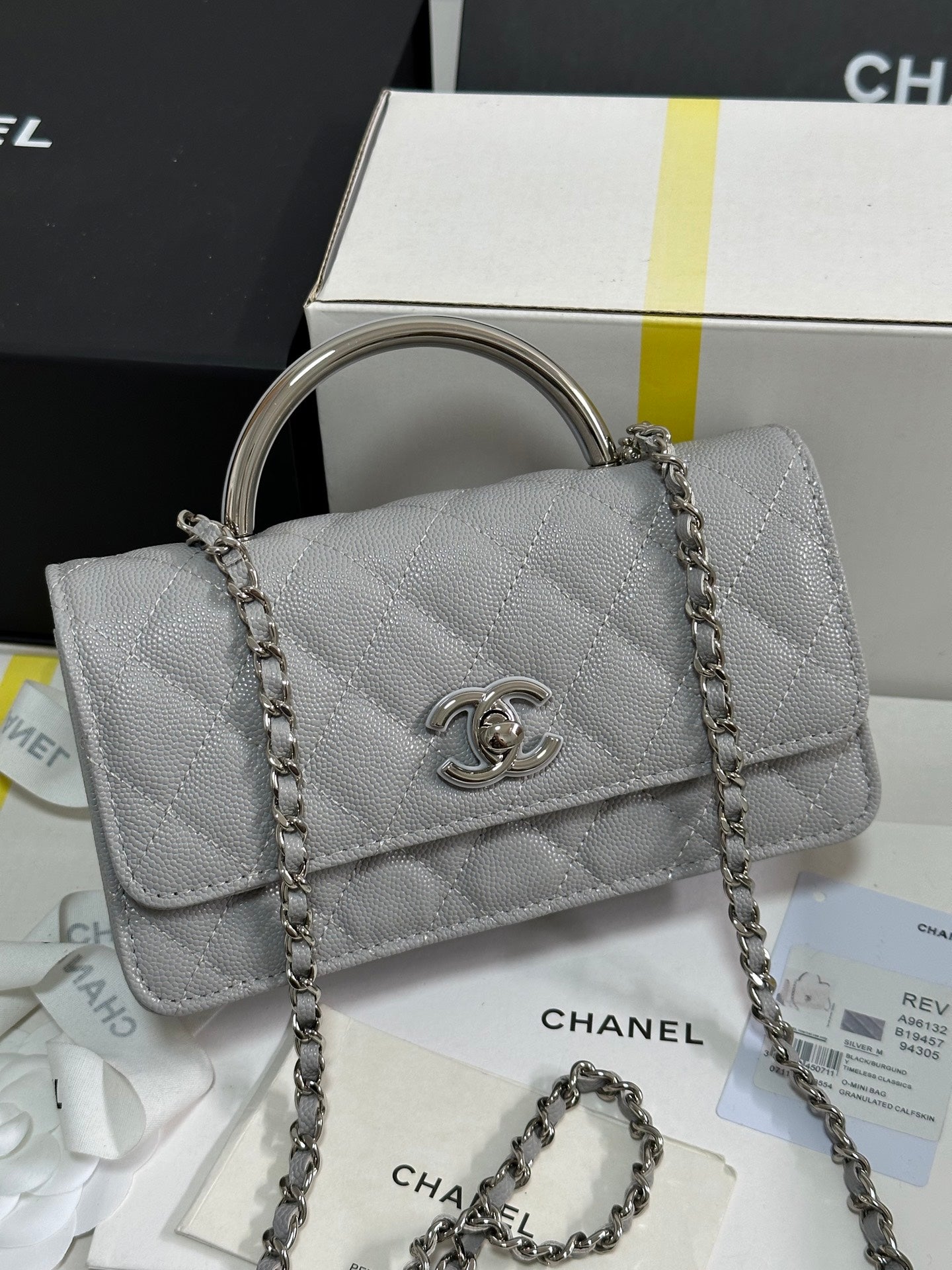 CC 25P WALLET WOC HANDLE 17CM LIGHT GRAY LEATHER SILVER HARDWARE 243436