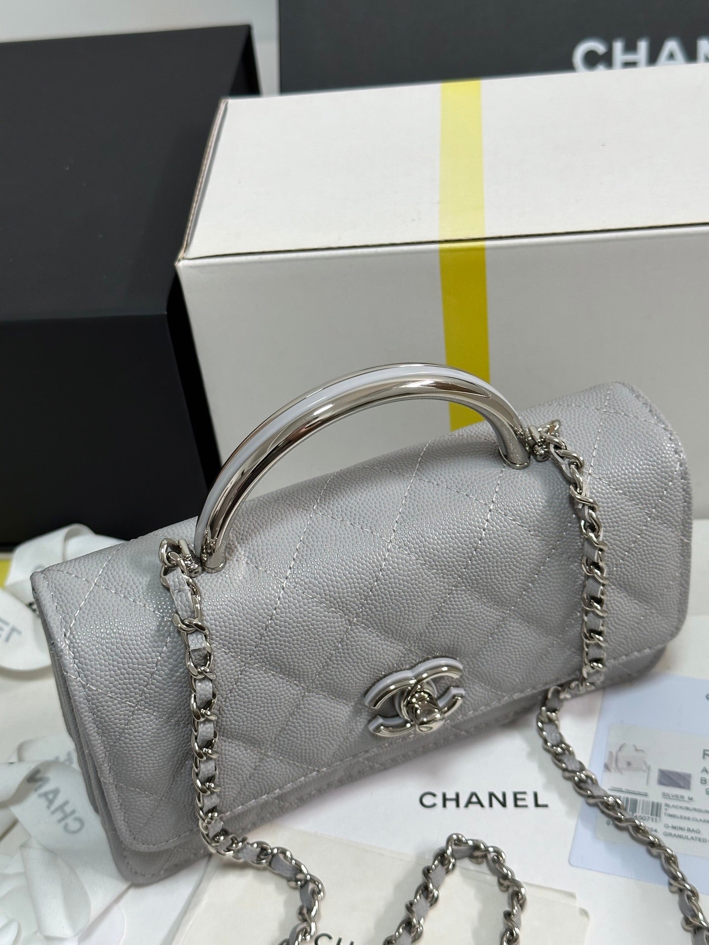CC 25P WALLET WOC HANDLE 17CM LIGHT GRAY LEATHER SILVER HARDWARE 243436