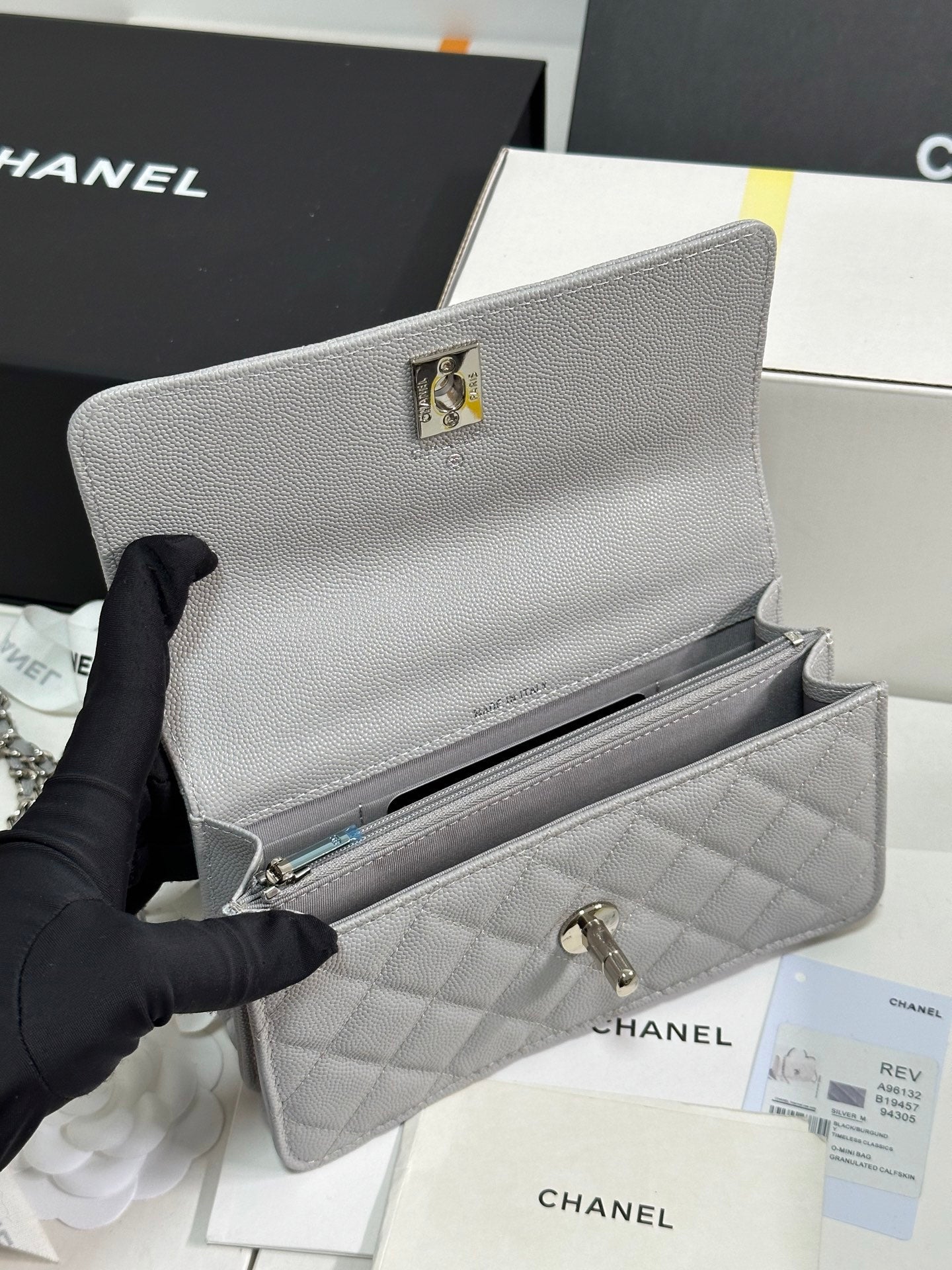 CC 25P WALLET WOC HANDLE 17CM LIGHT GRAY LEATHER SILVER HARDWARE 243436