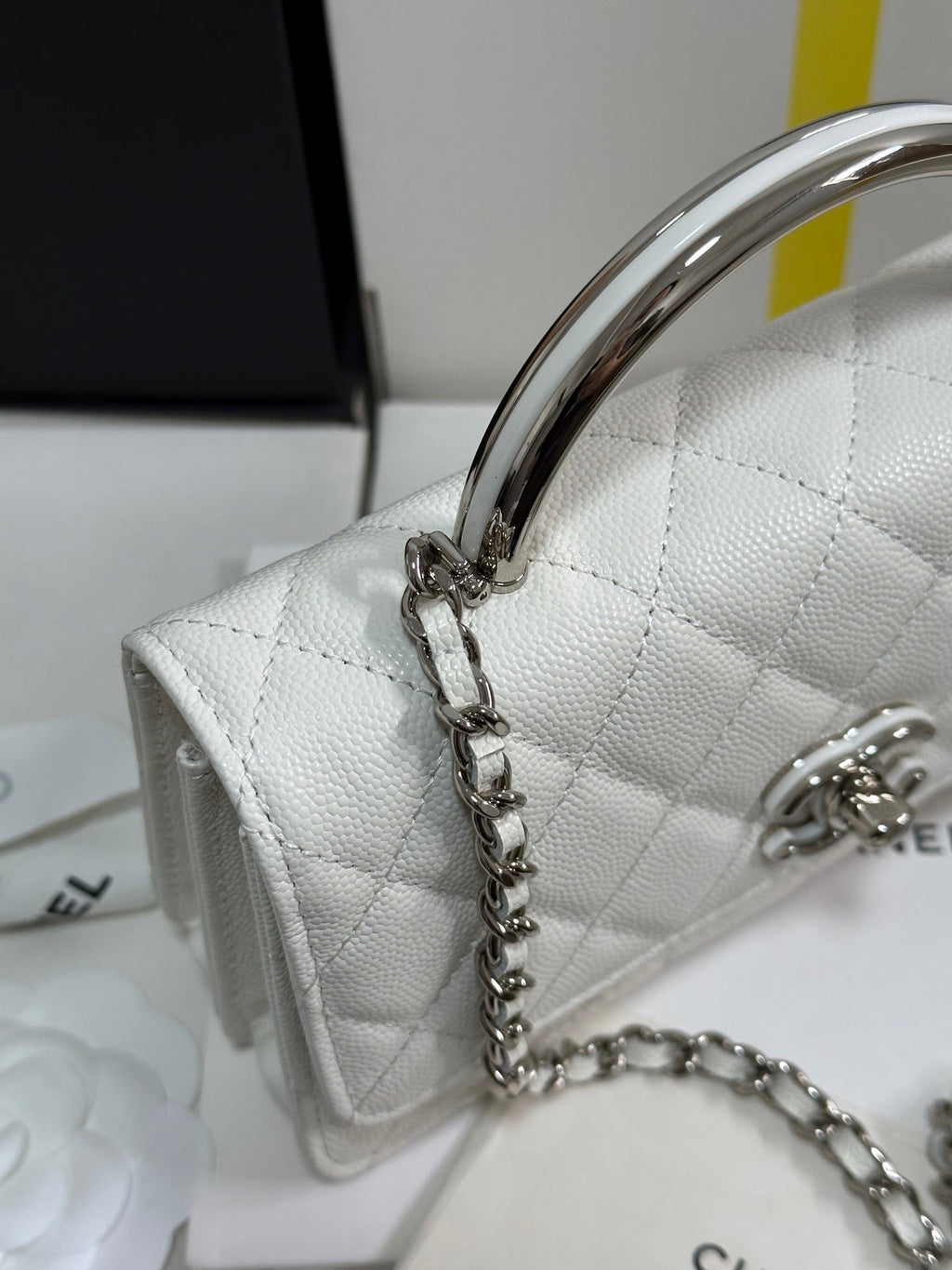 CC 25P WALLET WOC HANDLE 17CM WHITE LEATHER SILVER HARDWARE 243442