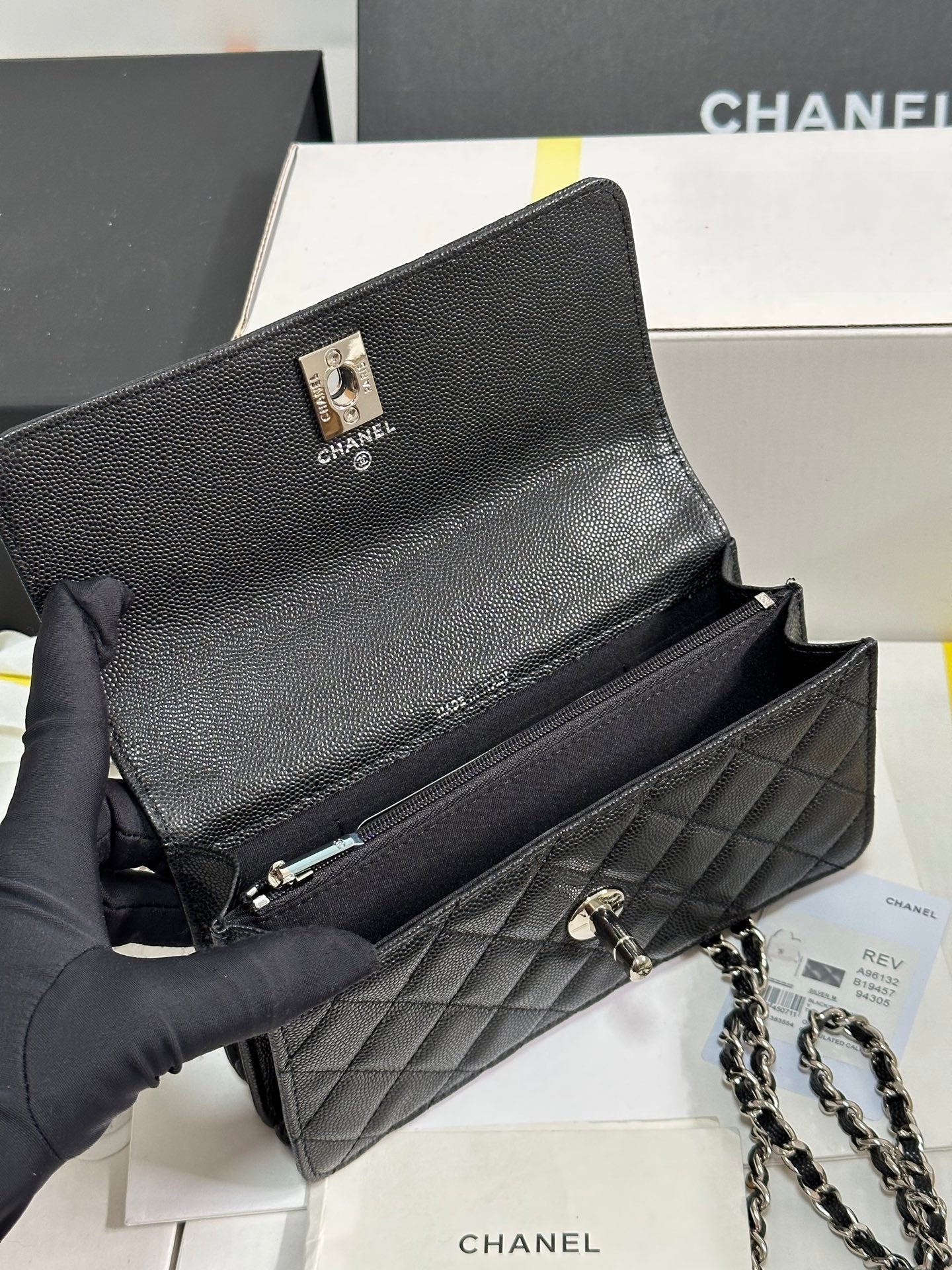 CC 25P WALLET WOC HANDLE 17CM BLACK LEATHER SILVER HARDWARE 243445