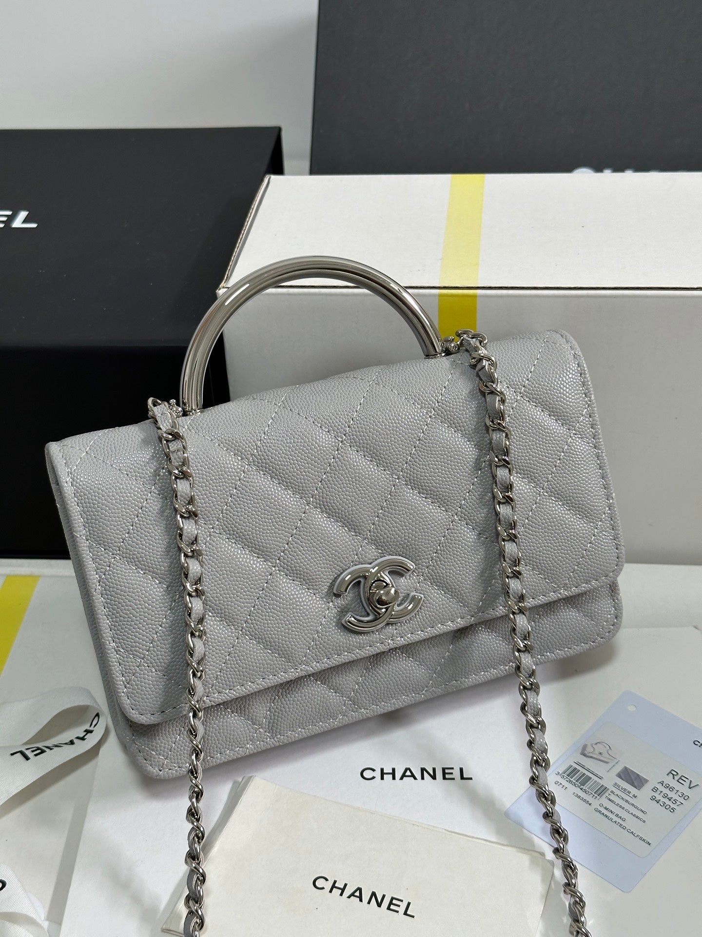 CC 25P WALLET WOC HANDLE 19CM LIGHT GRAY LEATHER SILVER HARDWARE 243454