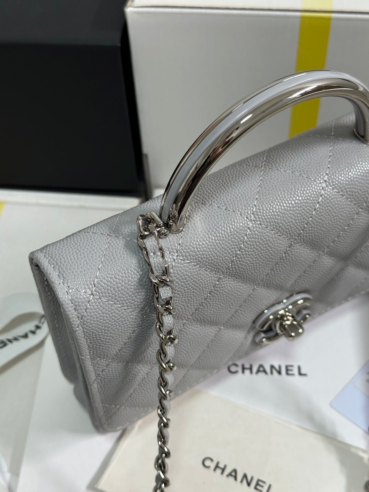 CC 25P WALLET WOC HANDLE 19CM LIGHT GRAY LEATHER SILVER HARDWARE 243454