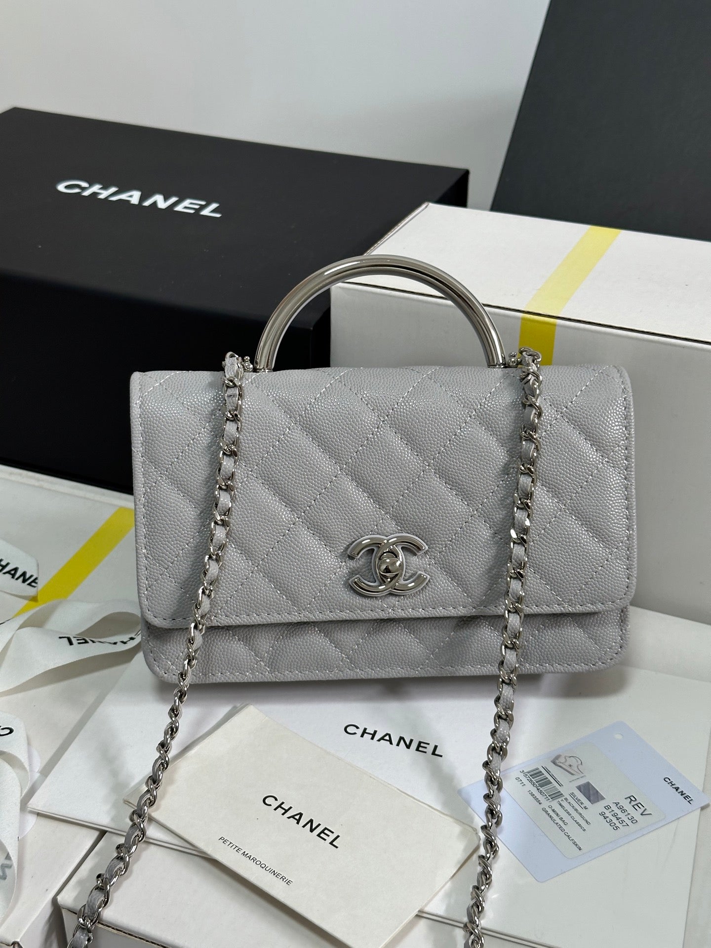 CC 25P WALLET WOC HANDLE 19CM LIGHT GRAY LEATHER SILVER HARDWARE 243454