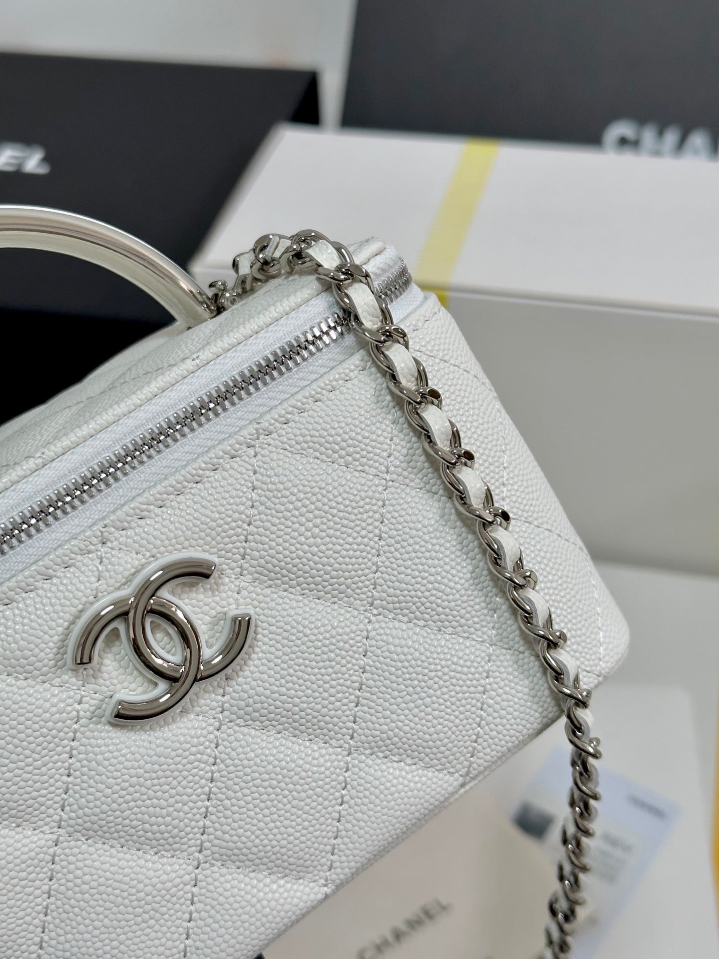 CC 25P VANITY CASE 17CM WHITE LEATHER SILVER HARDWARE 243460