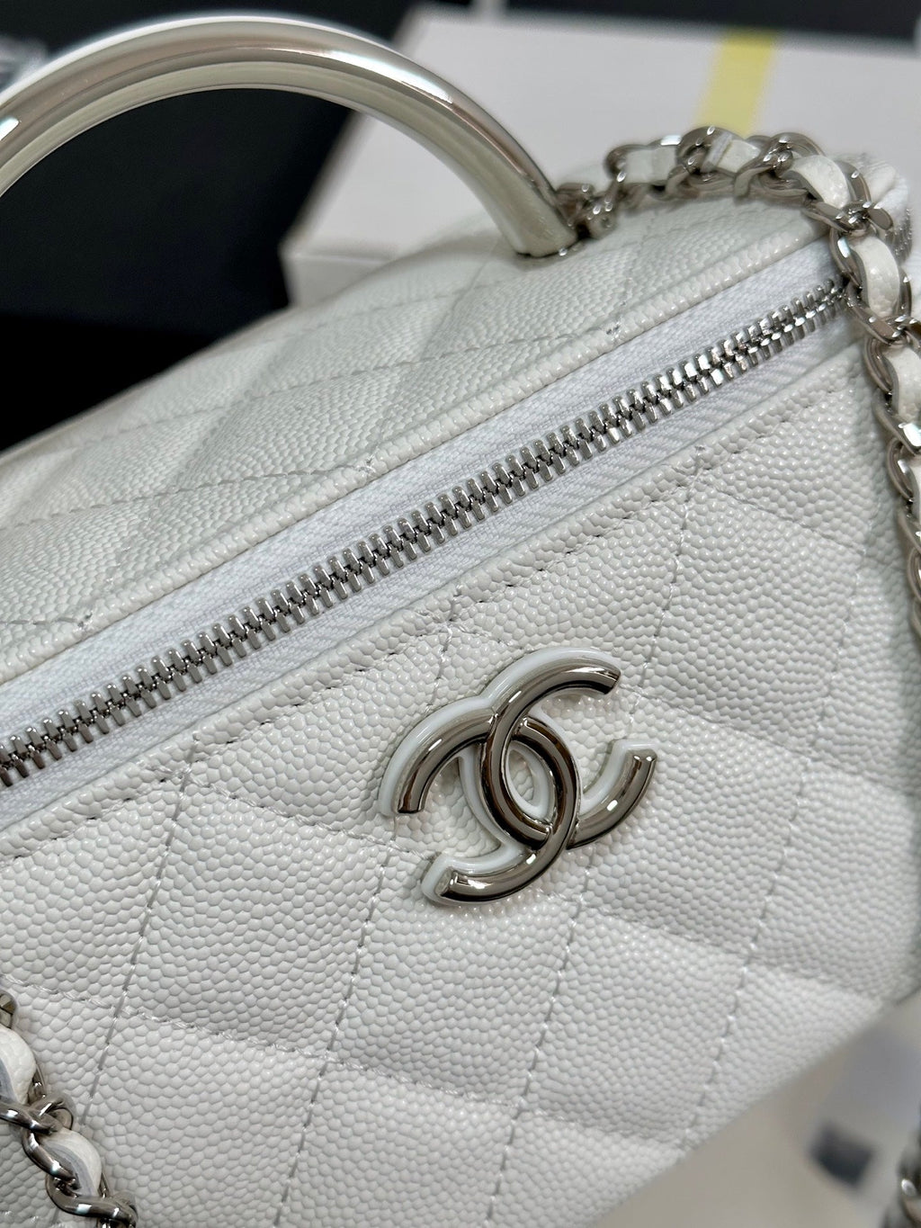 CC 25P VANITY CASE 17CM WHITE LEATHER SILVER HARDWARE 243460