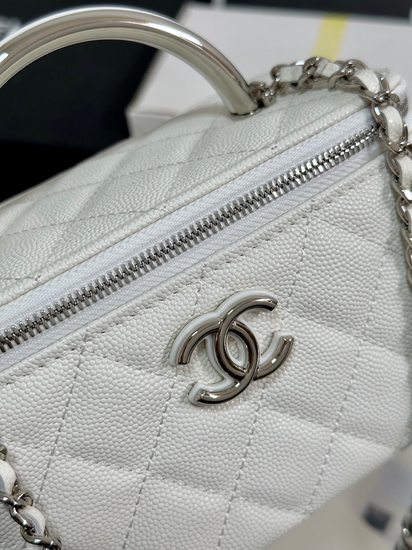 CC 25P VANITY CASE 17CM WHITE LEATHER SILVER HARDWARE 243460