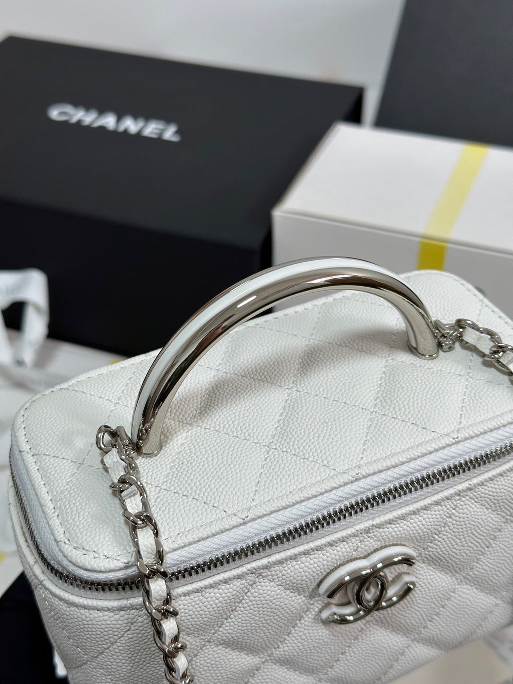CC 25P VANITY CASE 17CM WHITE LEATHER SILVER HARDWARE 243460