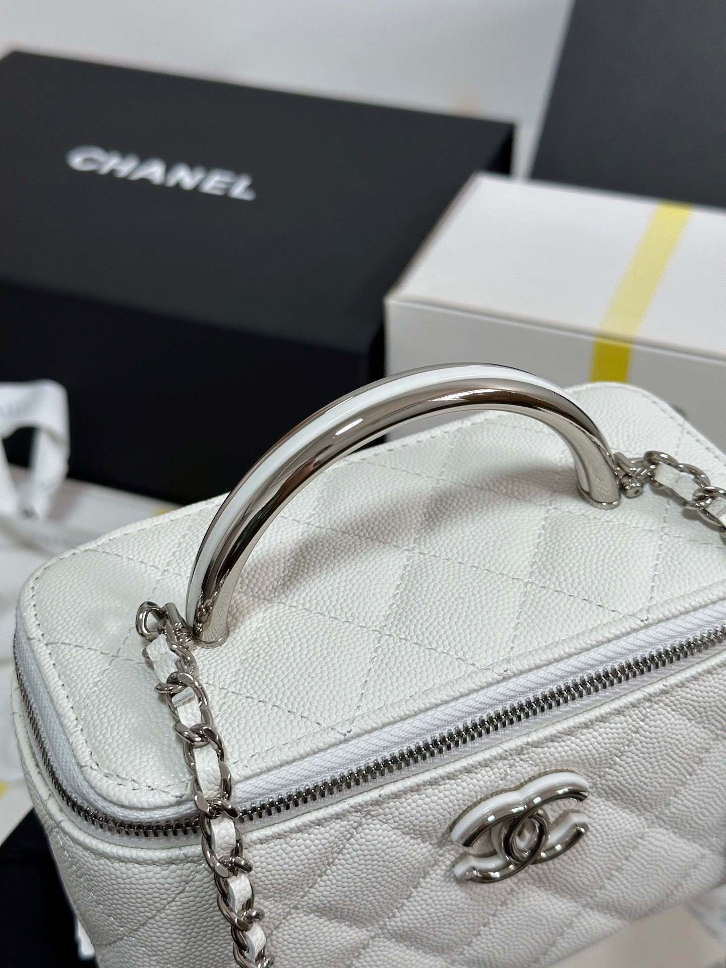 CC 25P VANITY CASE 17CM WHITE LEATHER SILVER HARDWARE 243460