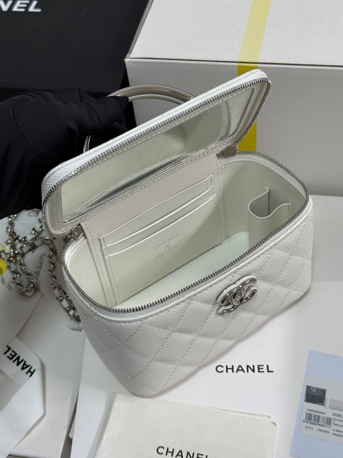 CC 25P VANITY CASE 17CM WHITE LEATHER SILVER HARDWARE 243460