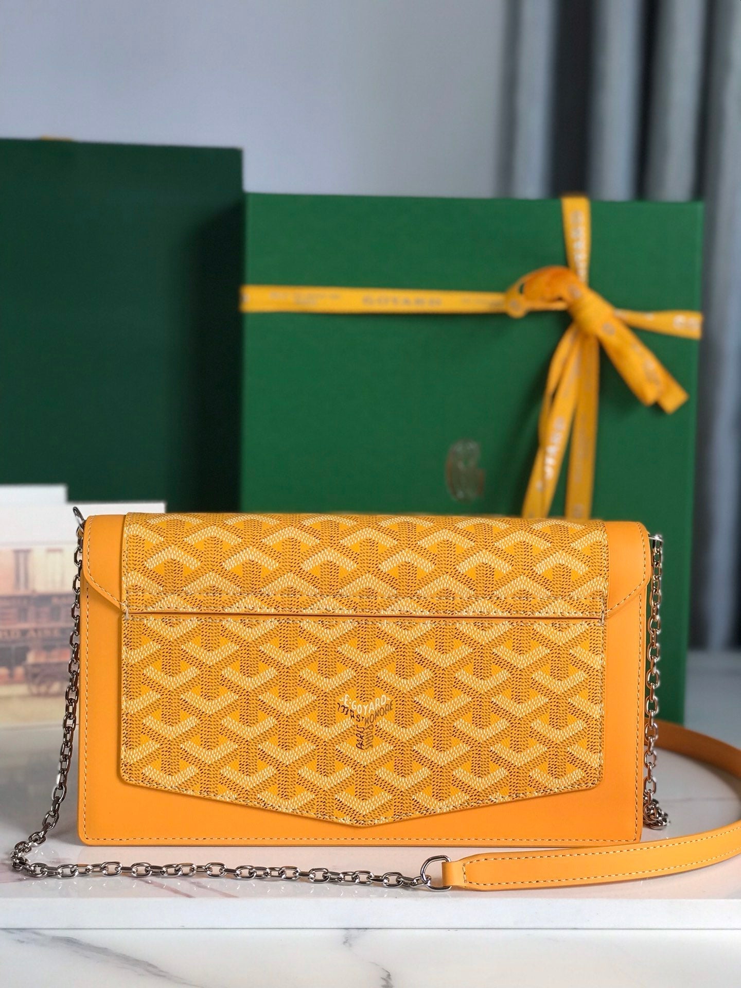 SAC DUCHESSE MARIE-CAROLINE 25 EN TOILE GOYARDINE JAUNE ET CUIR DE VEAU LISSE