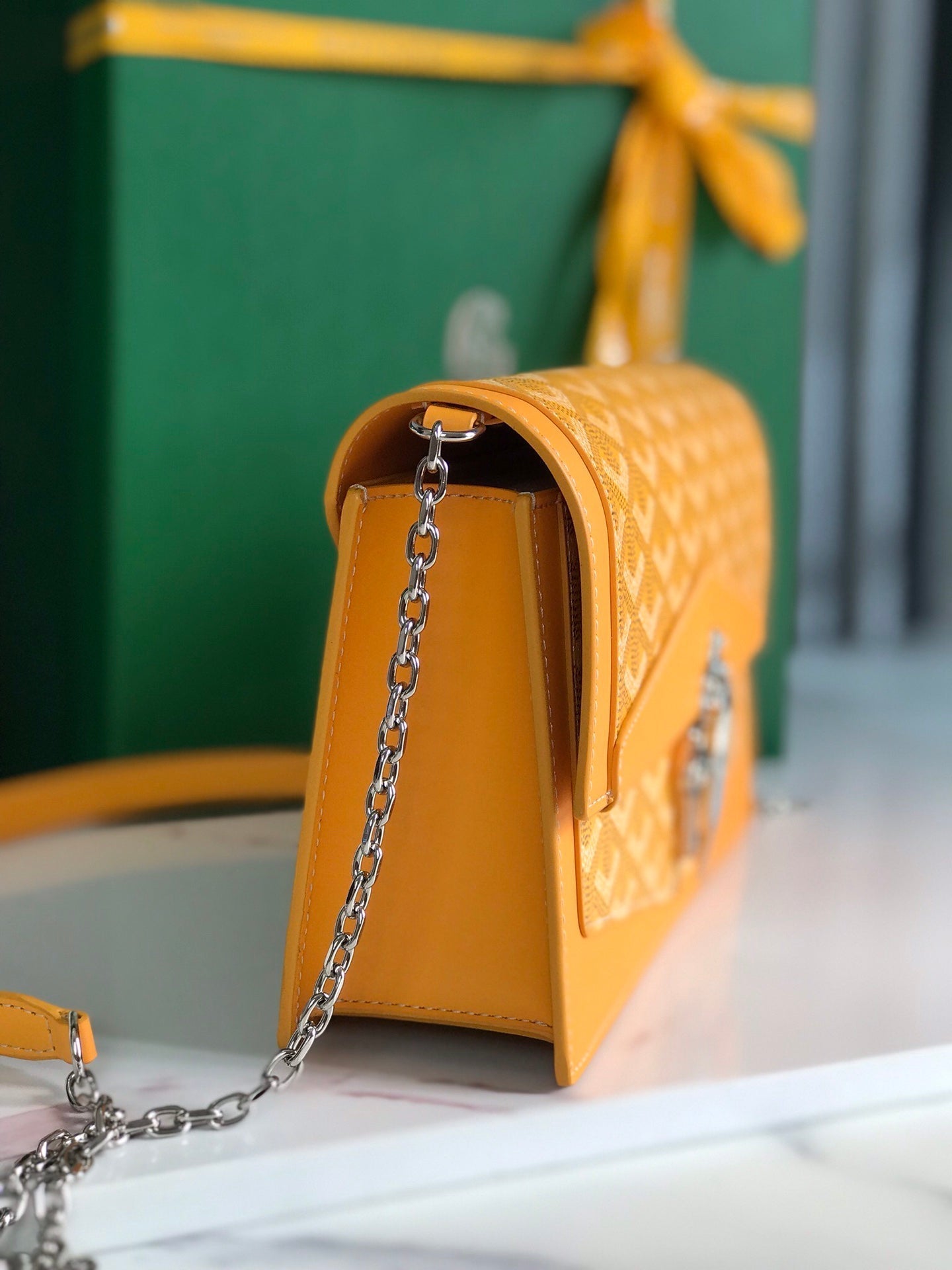 SAC DUCHESSE MARIE-CAROLINE 25 EN TOILE GOYARDINE JAUNE ET CUIR DE VEAU LISSE