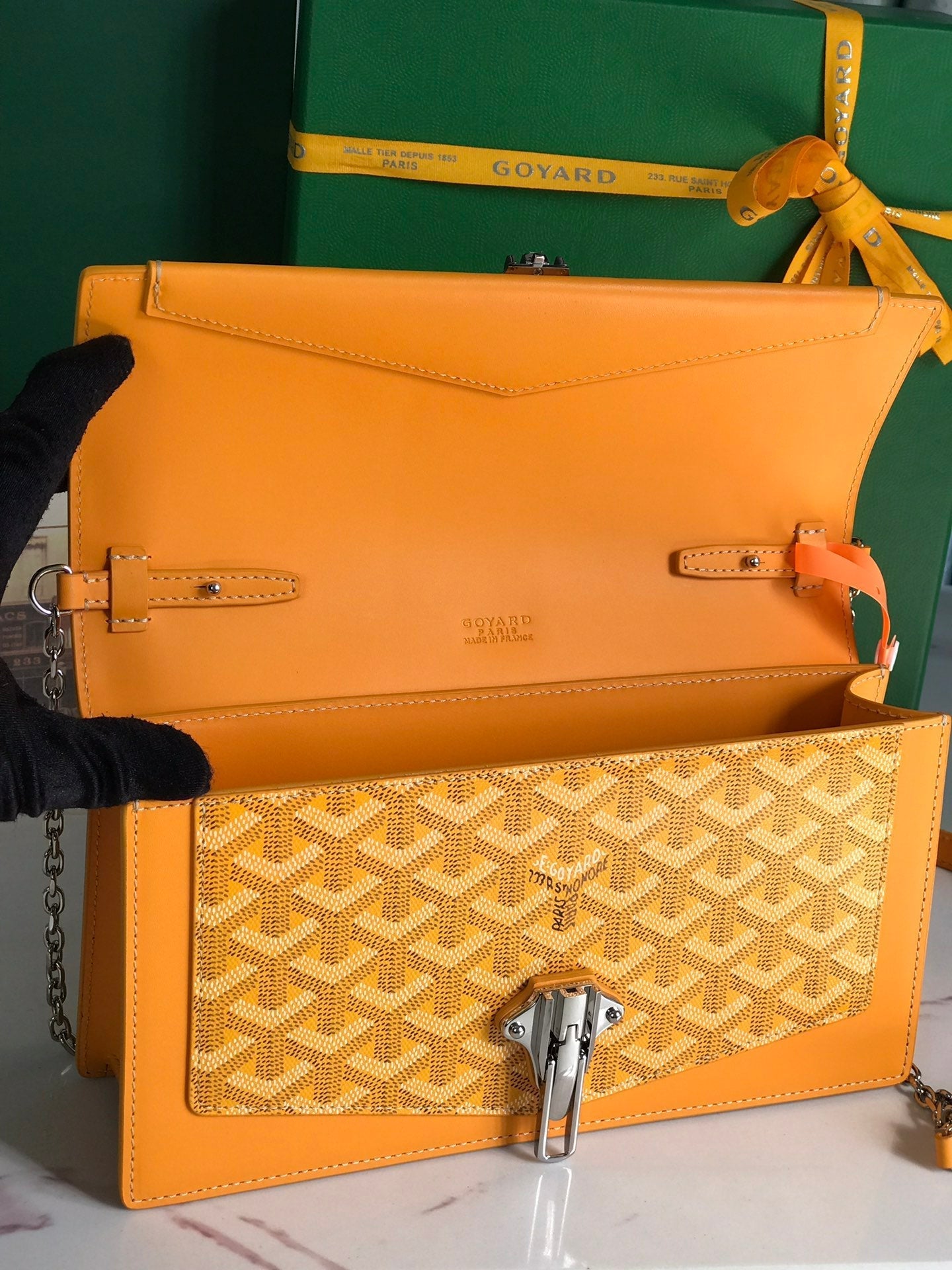 SAC DUCHESSE MARIE-CAROLINE 25 EN TOILE GOYARDINE JAUNE ET CUIR DE VEAU LISSE