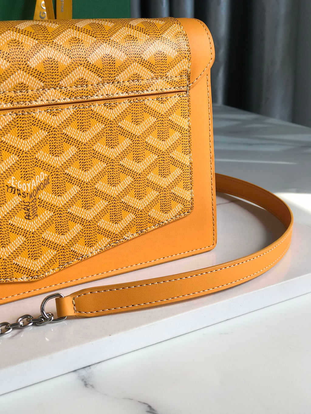 SAC DUCHESSE MARIE-CAROLINE 25 EN TOILE GOYARDINE JAUNE ET CUIR DE VEAU LISSE
