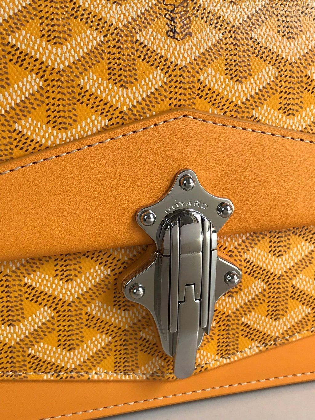 SAC DUCHESSE MARIE-CAROLINE 25 EN TOILE GOYARDINE JAUNE ET CUIR DE VEAU LISSE